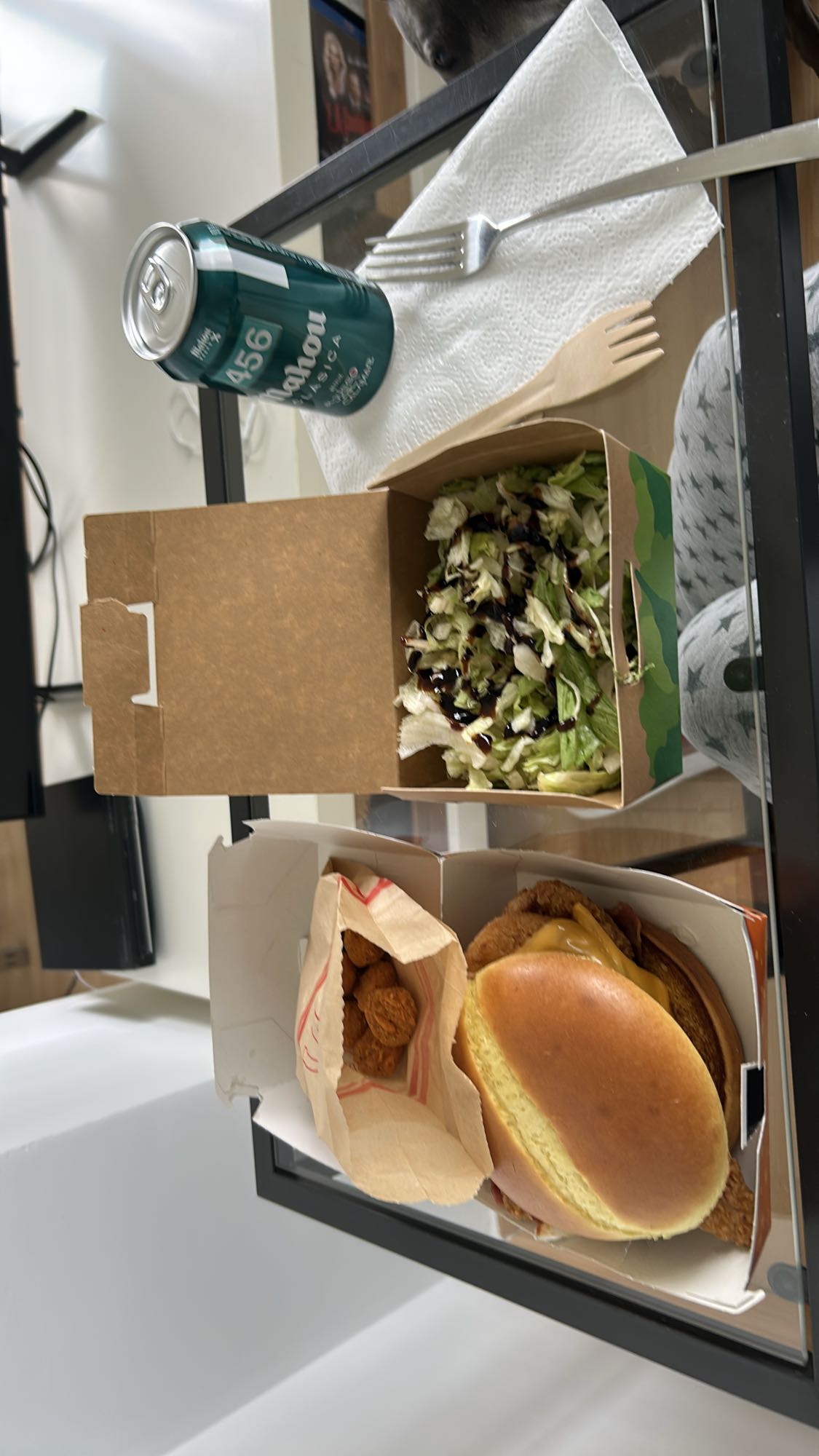 Combo hamburguesa y ensalada