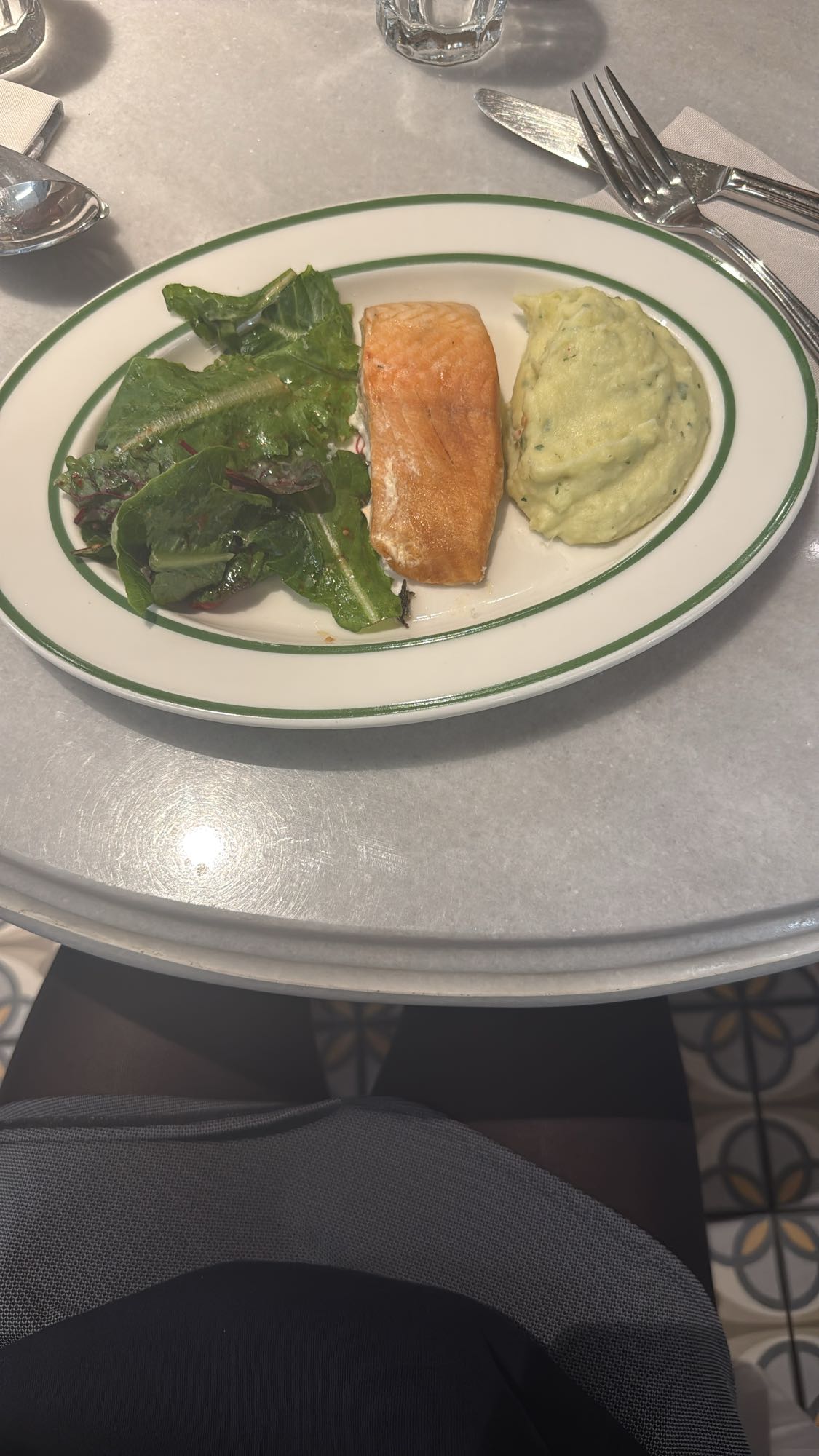 лосось с пюре и салатом