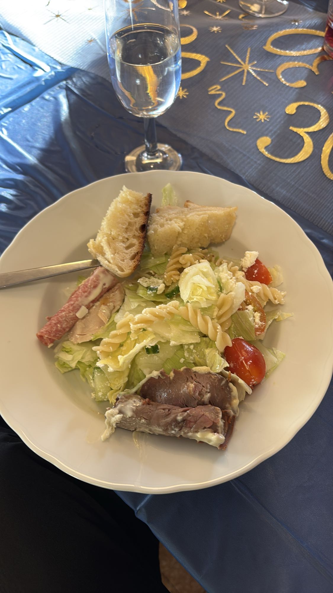 Pastasallad med kött & bröd