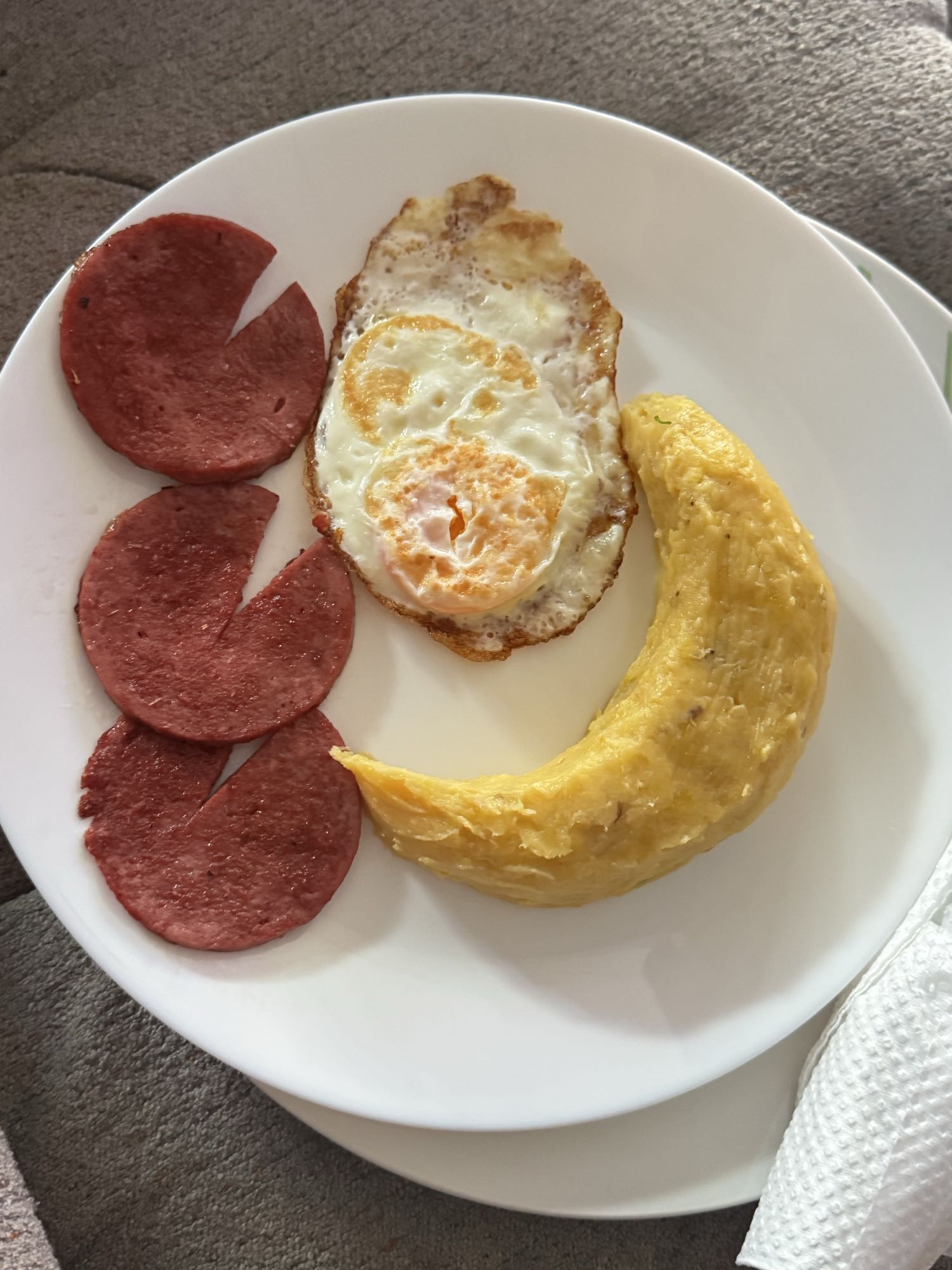 Desayuno con huevo y plátano