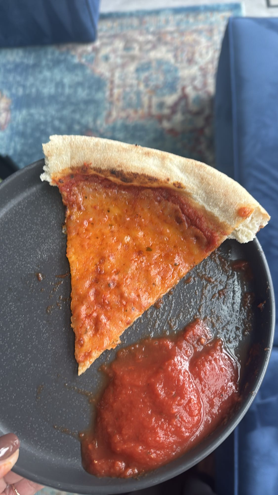 Kawałek pizzy z sosem