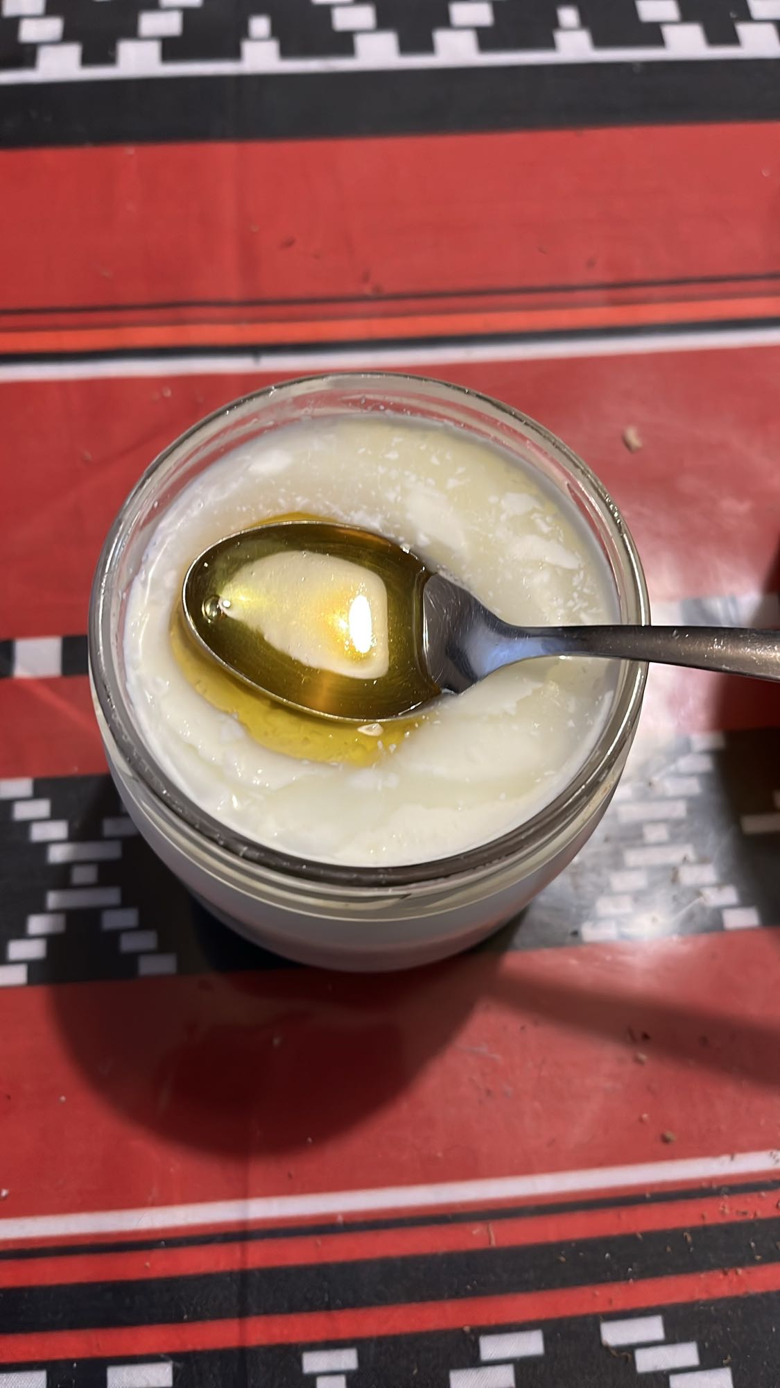 Кисело мляко с мед