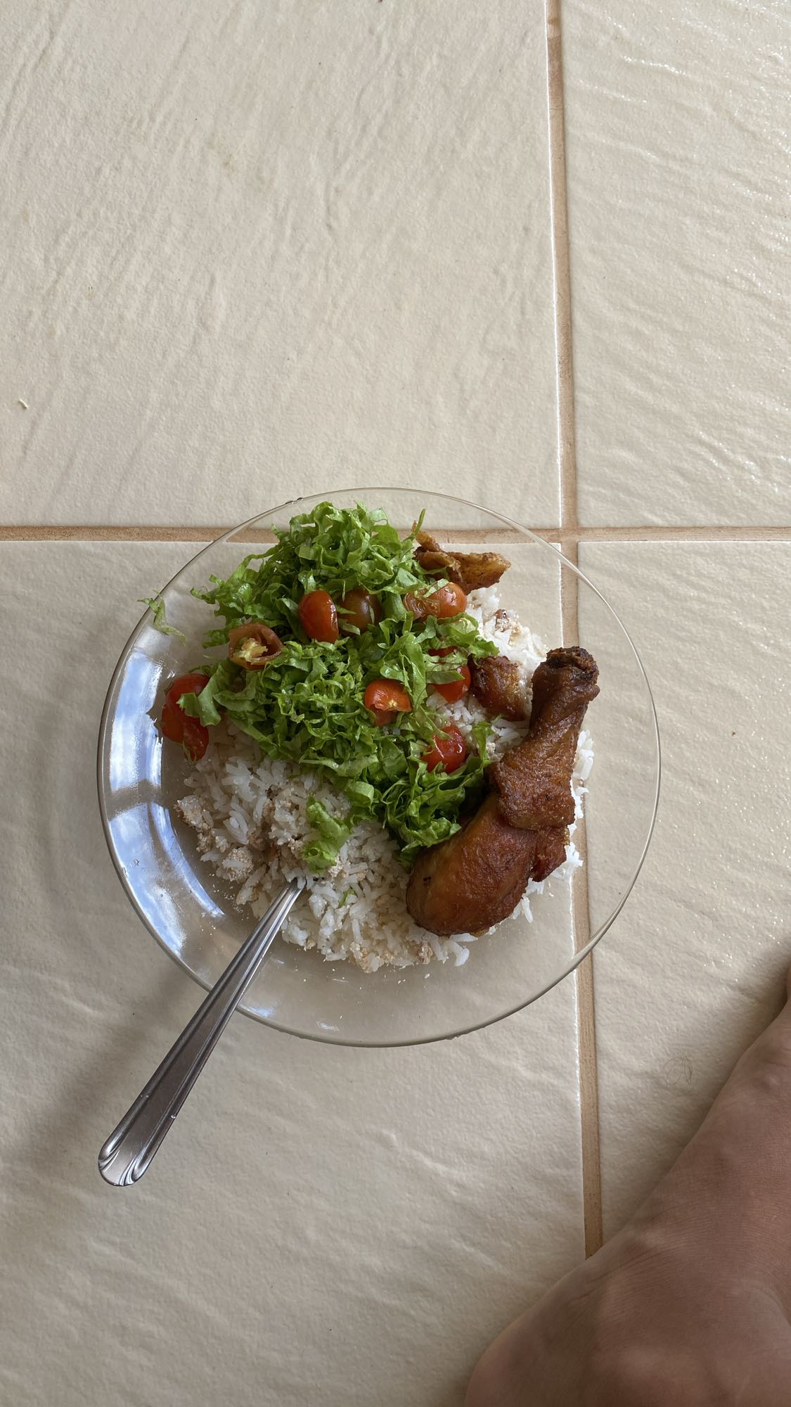 Frango com arroz e salada