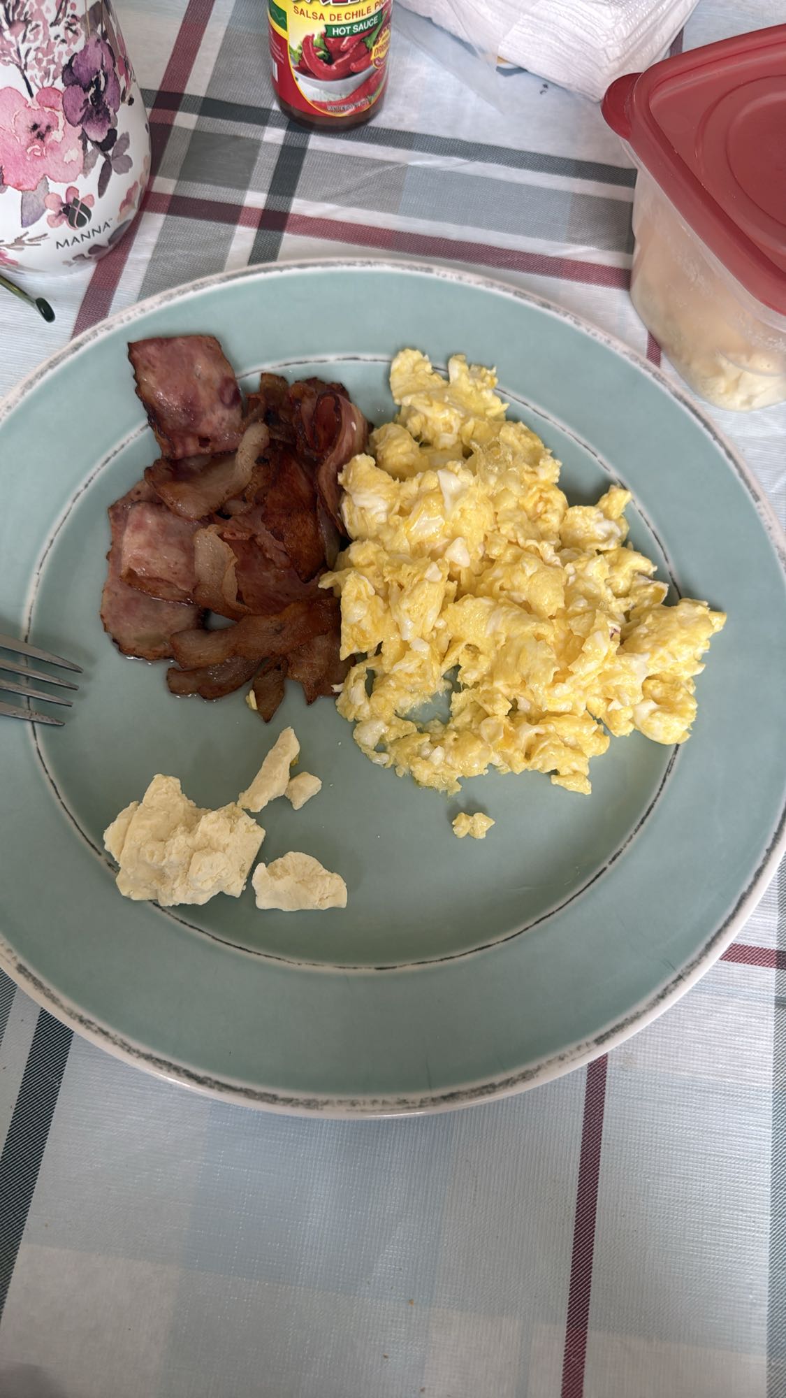 Desayuno con huevo y tocino