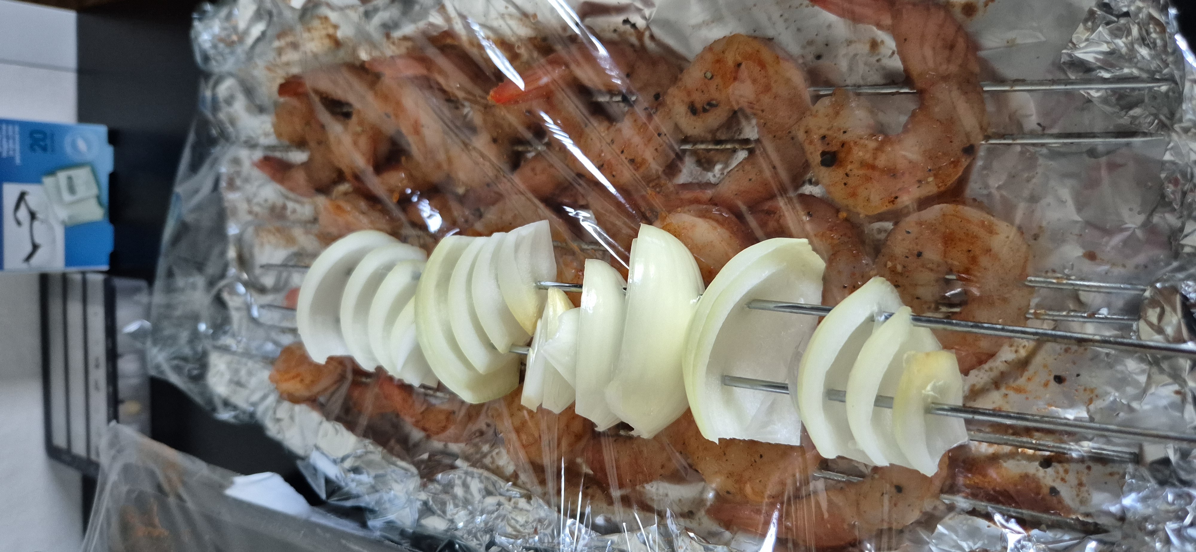 Grillade räkor och lökspett