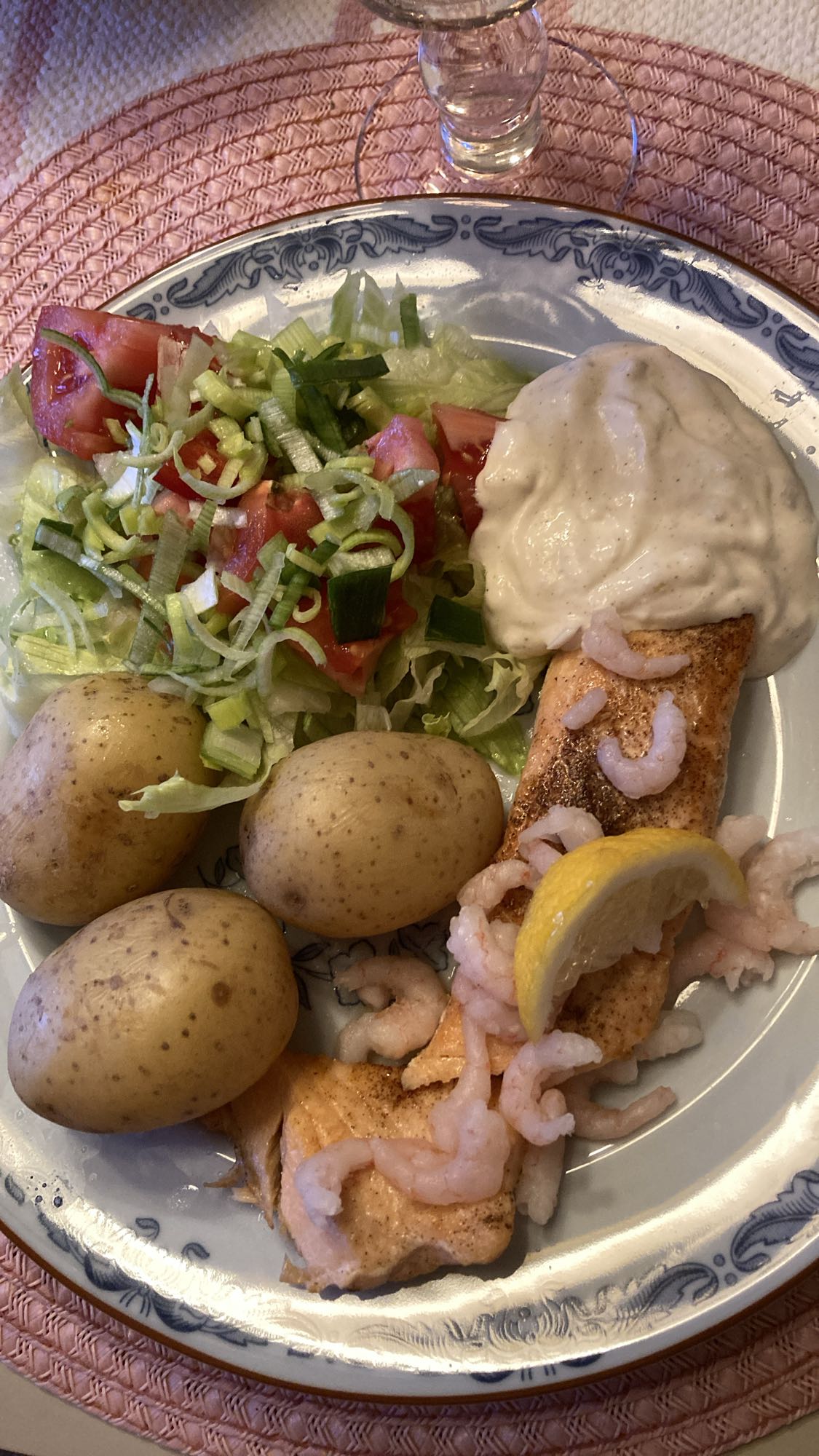 Lax med potatis och sallad