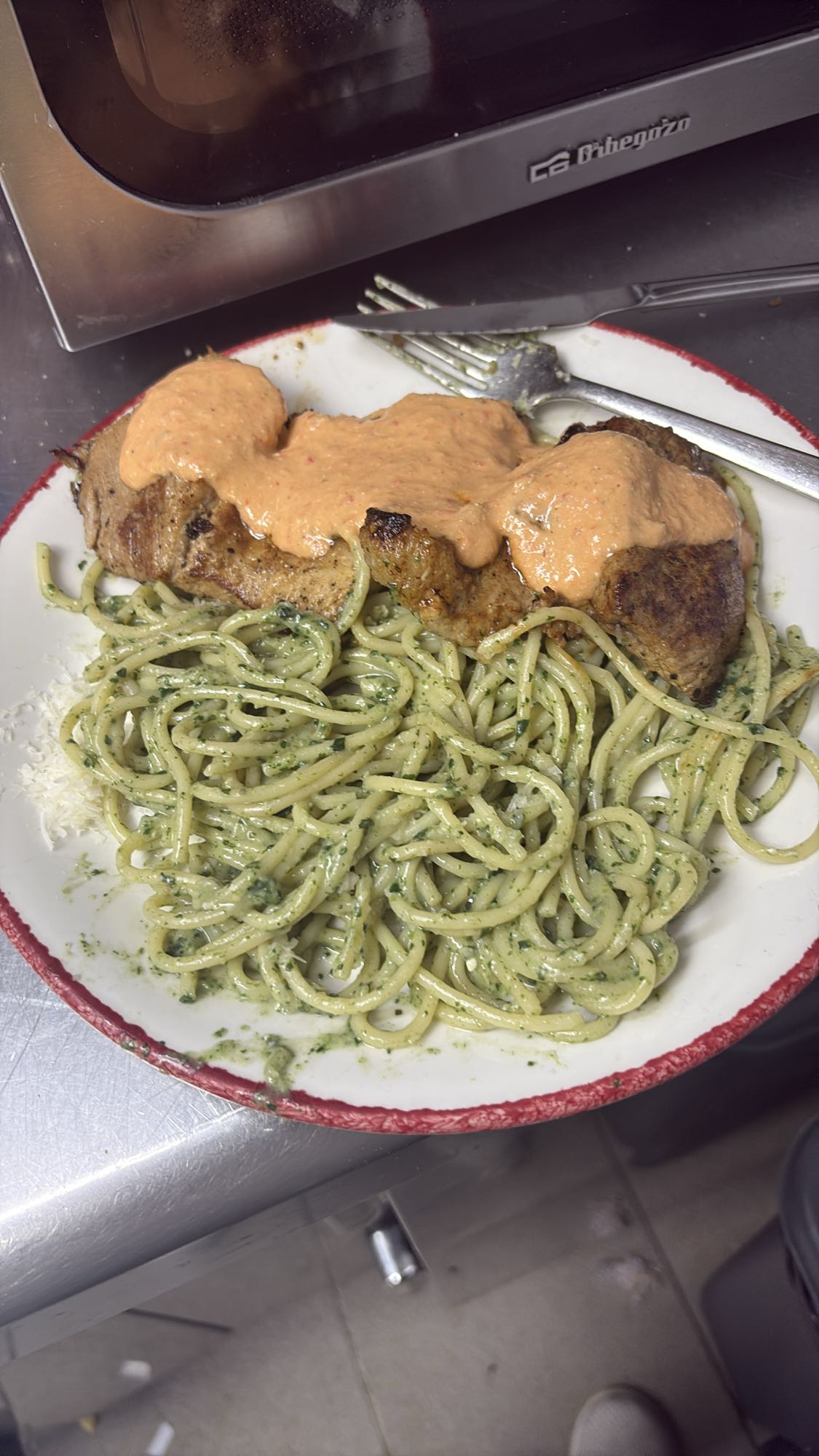 Pasta con carne y salsa