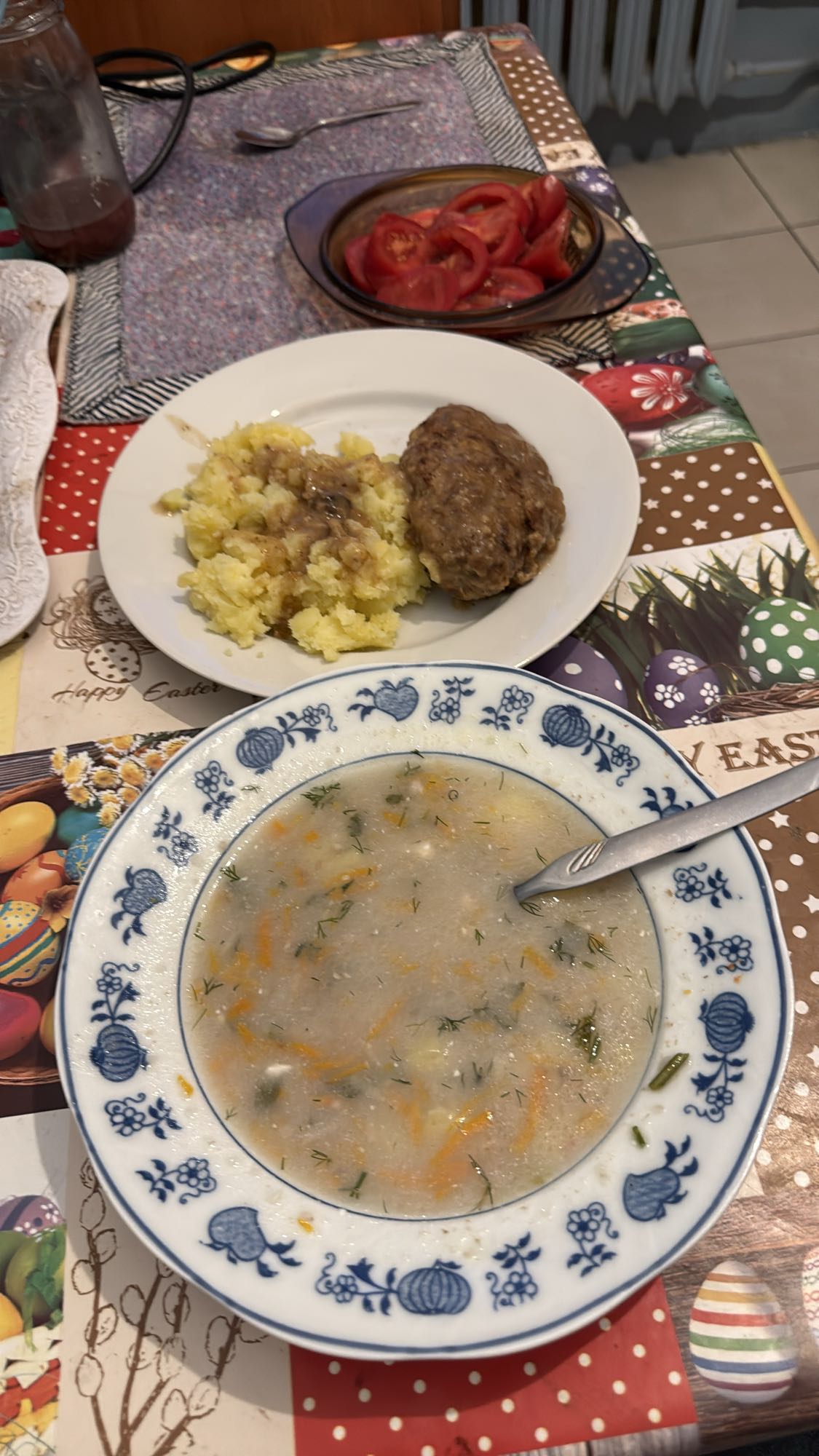 Zupa, kotlet, ziemniaki, pomidor