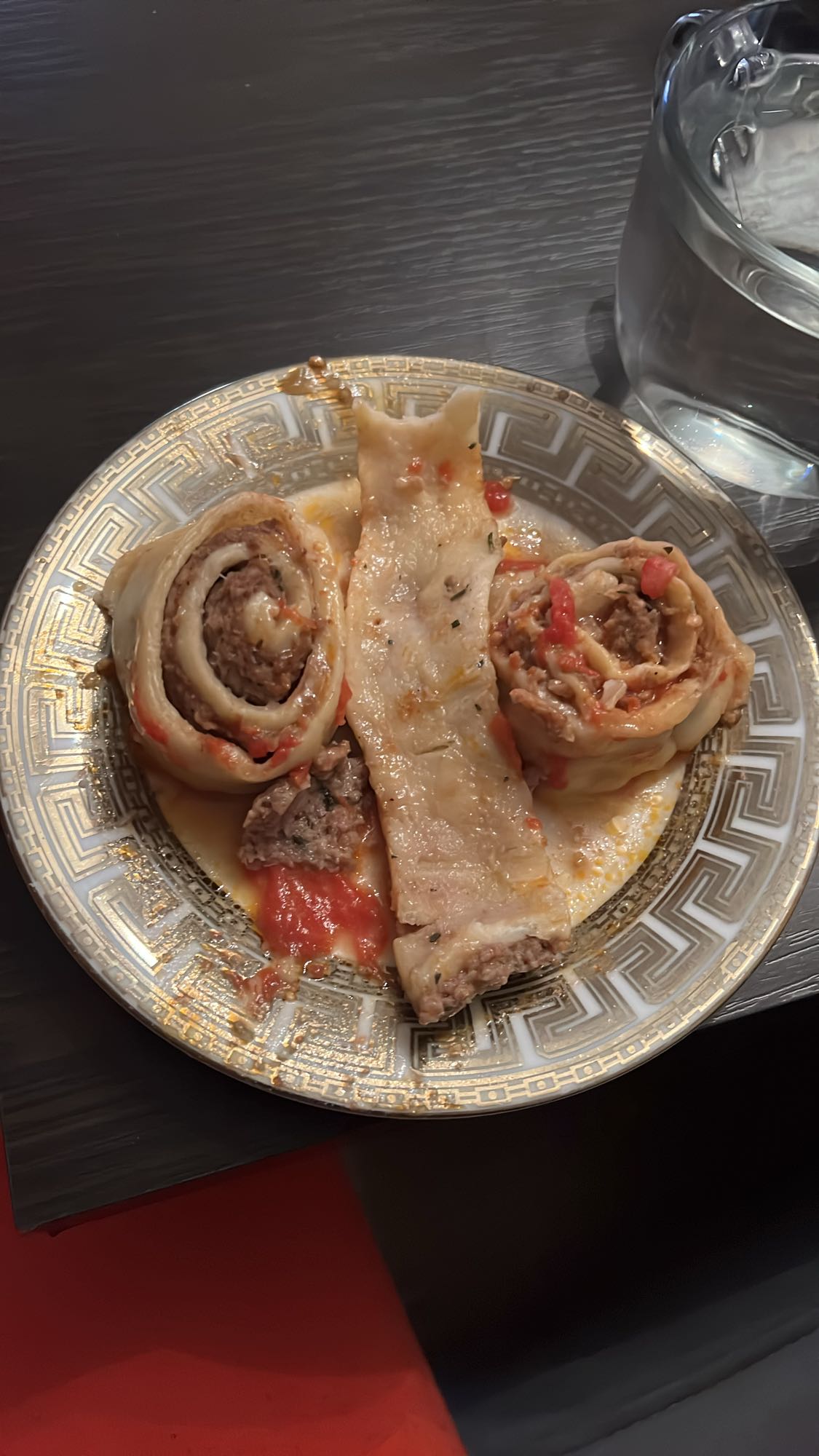 манты с мясом и соусом