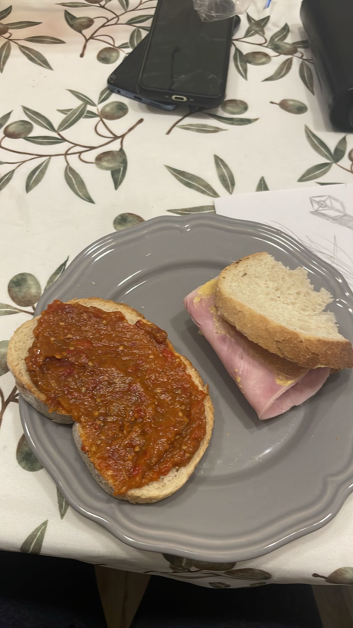 Sandviș cu zacuscă și șuncă