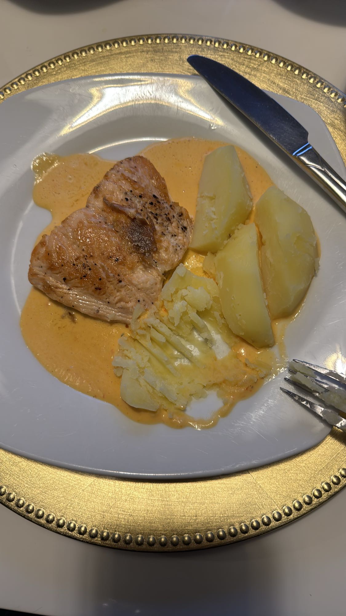 Zalm met aardappelen en saus