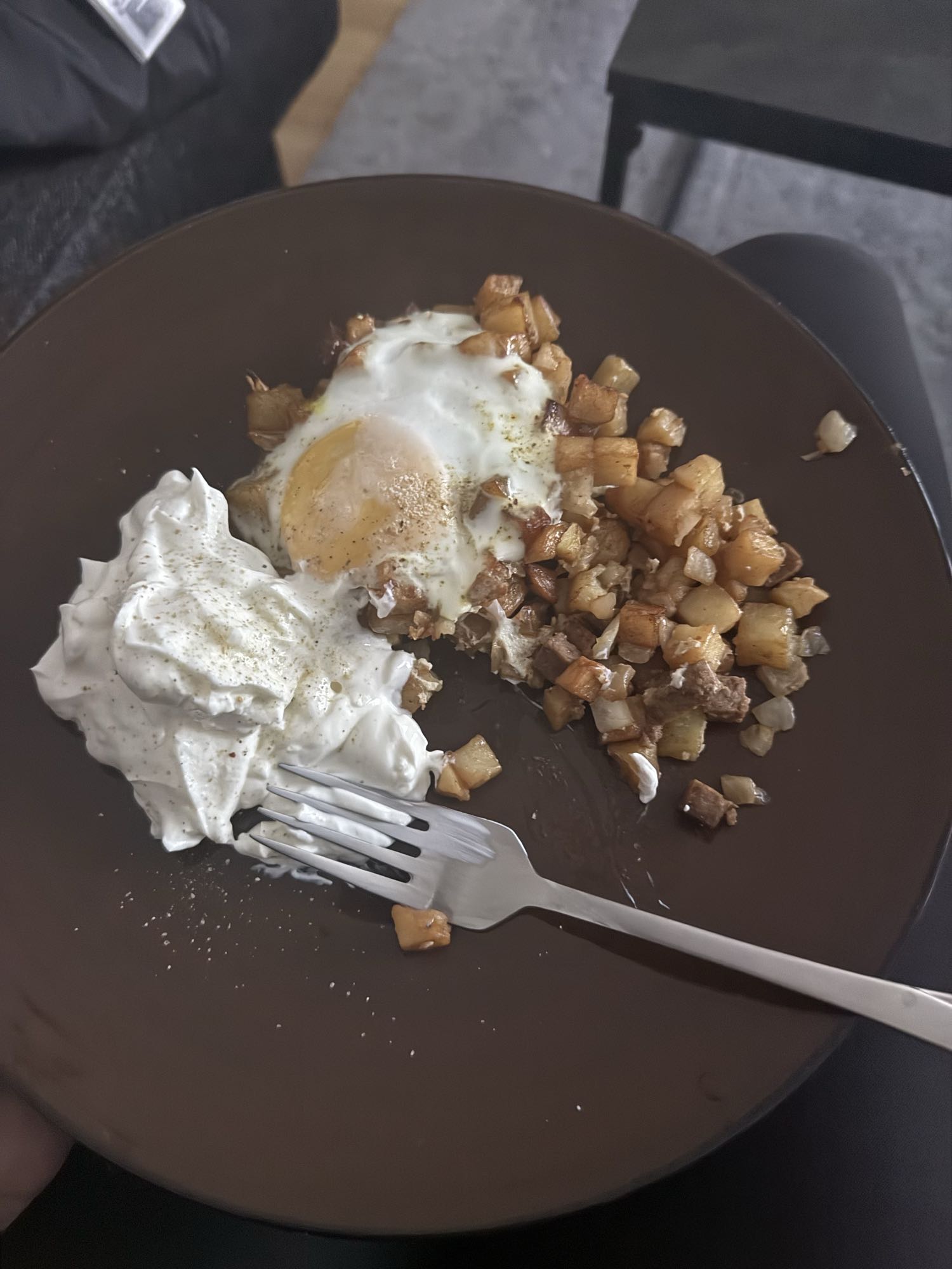 Stekt potatis med ägg & gräddfil
