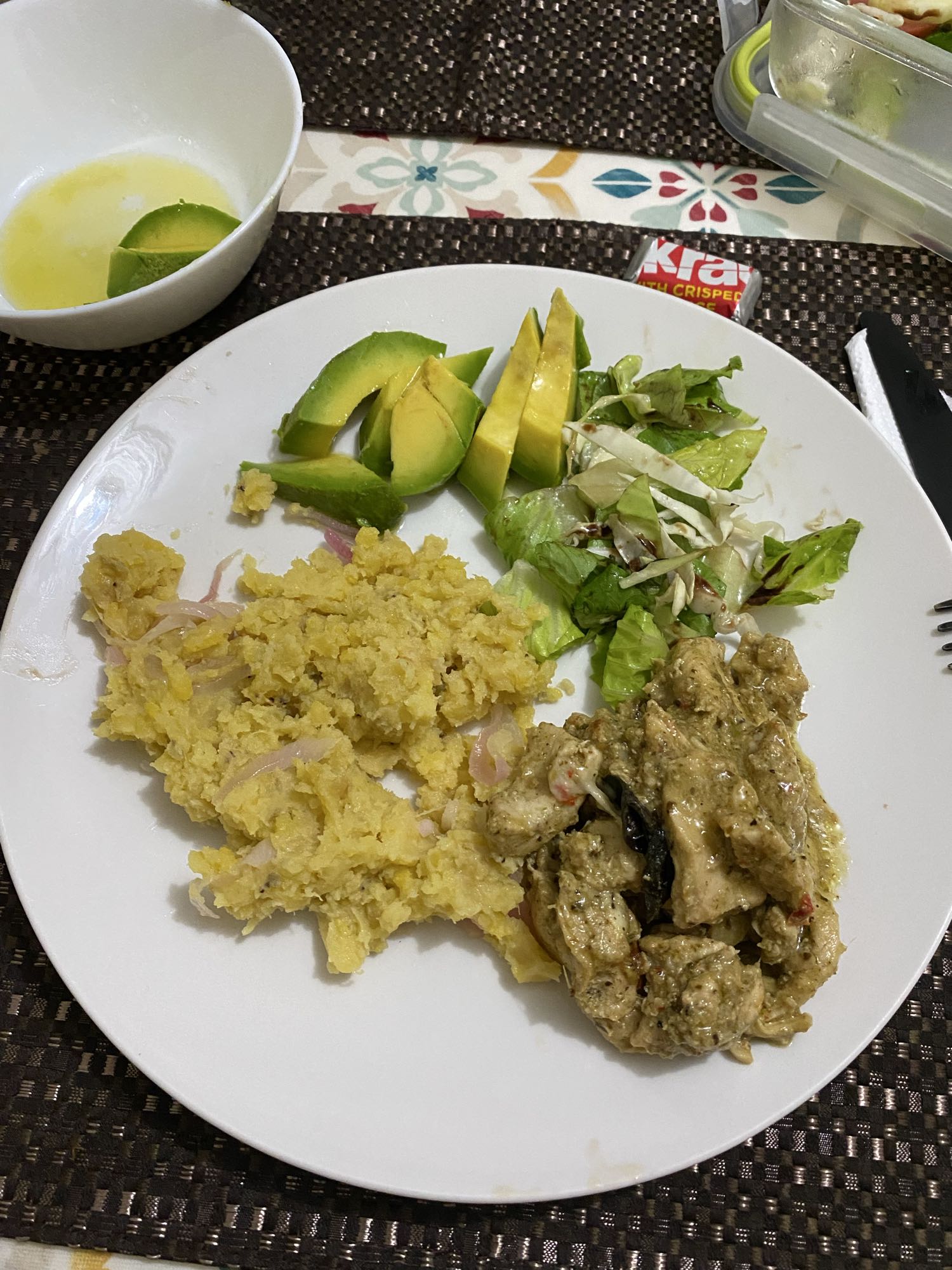 Pollo con puré y ensalada