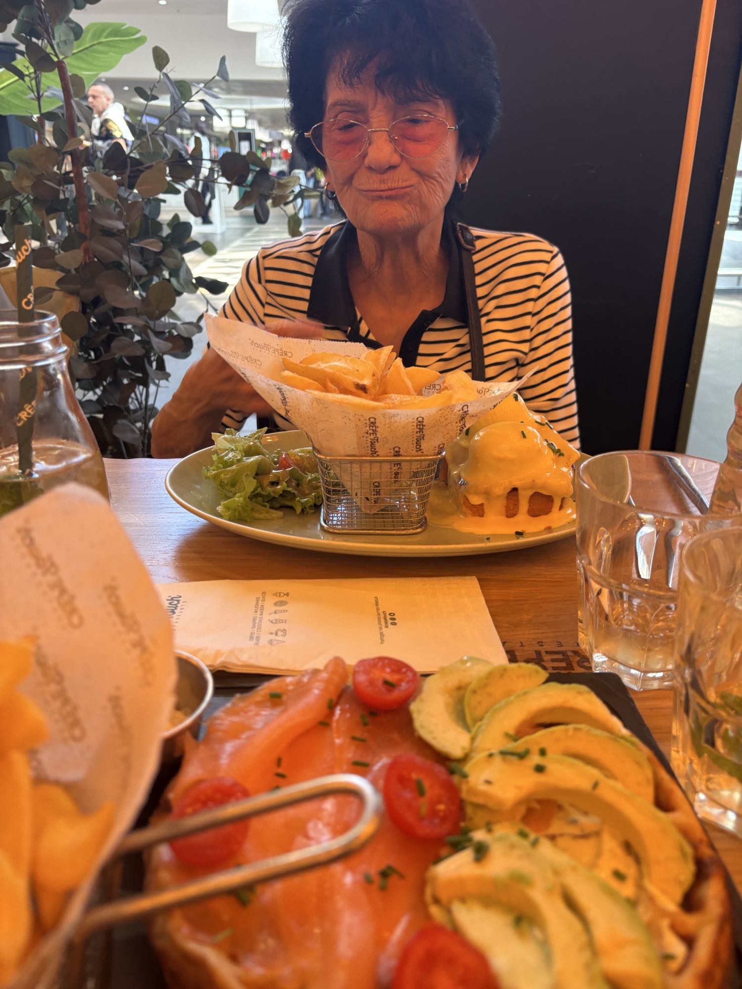 Saumon avocat frites salade