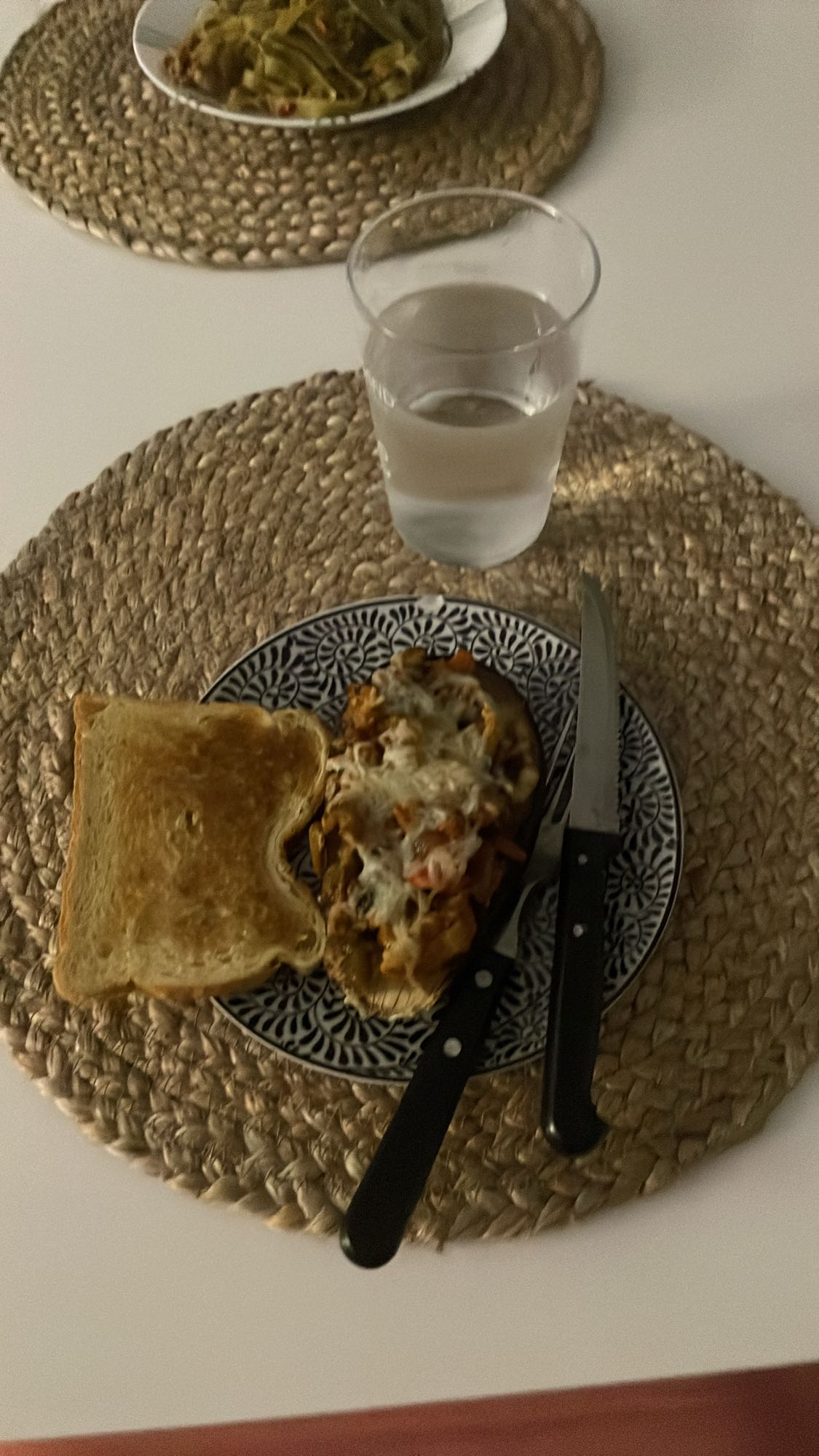 berenjena rellena y pan tostado