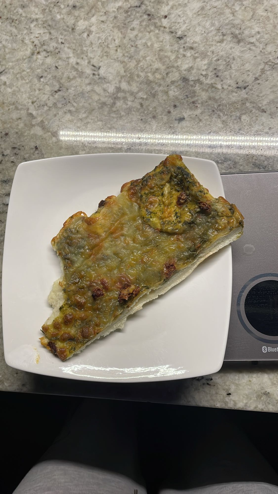 kawałek pizzy z serem