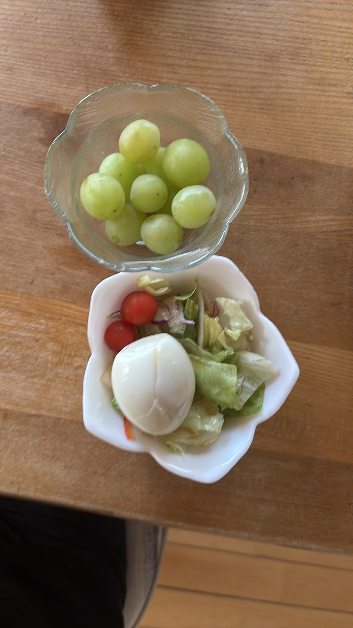 ゆで卵サラダとぶどう