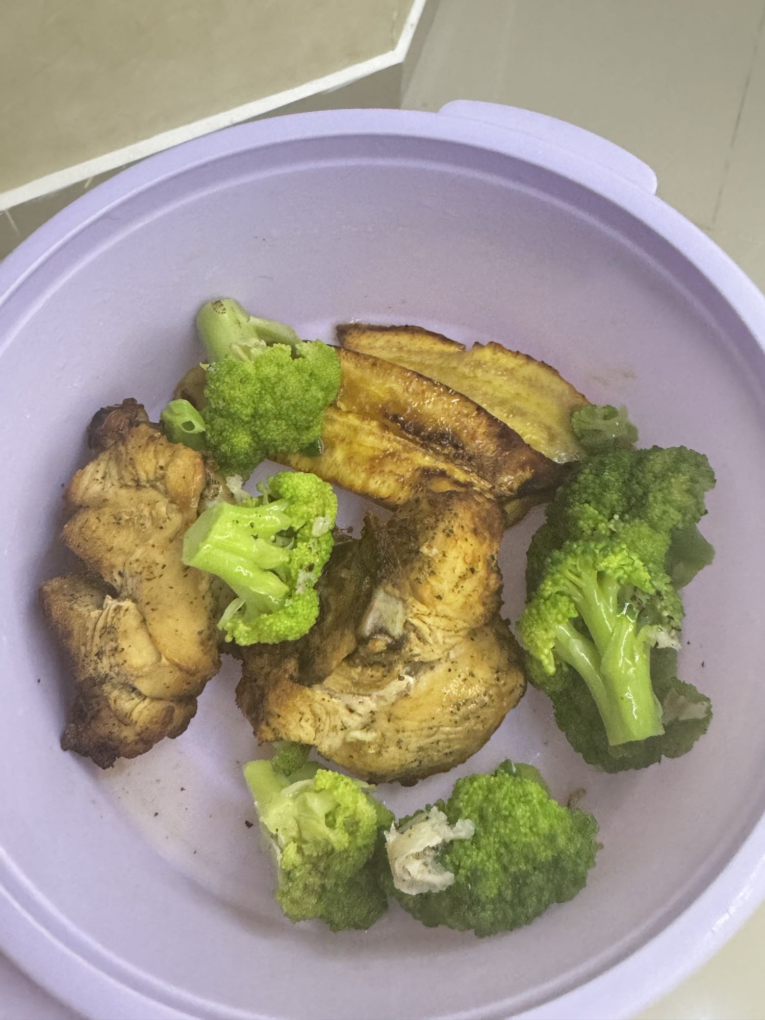 Pollo con brócoli y plátano