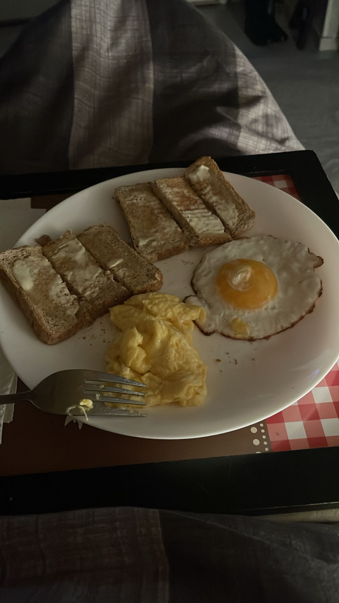 Ontbijt met eieren en toast