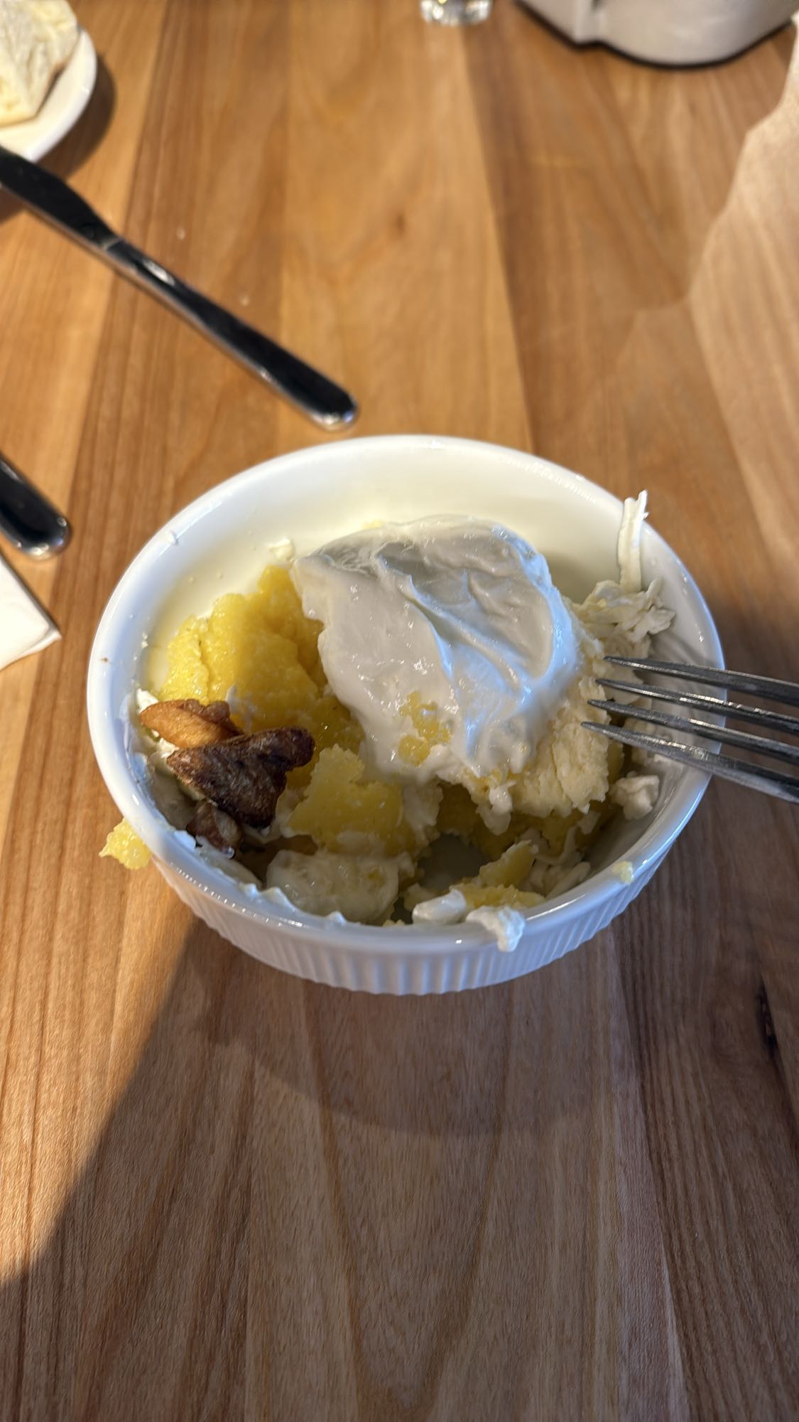 Mămăligă cu brânză și smântână