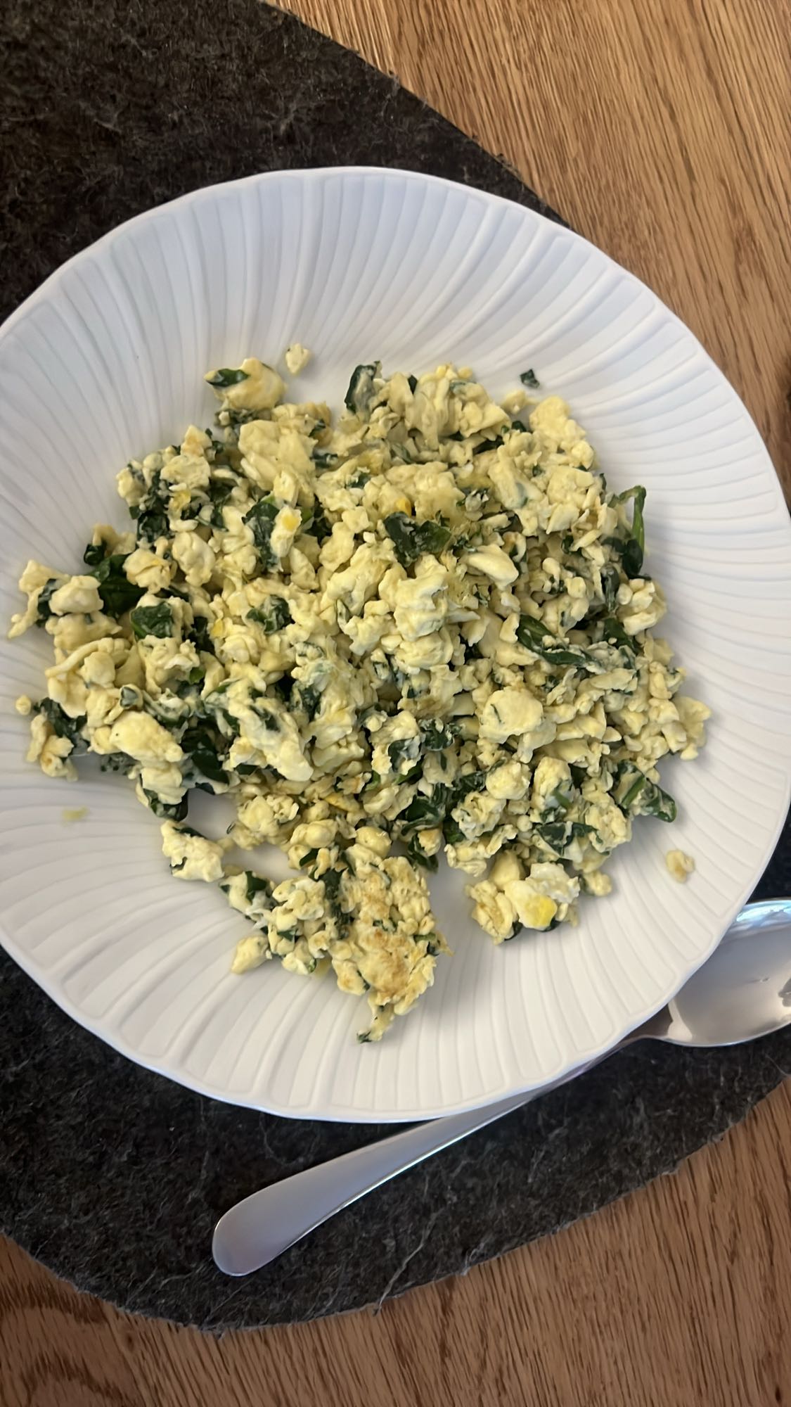 Eggerührei mit Spinat