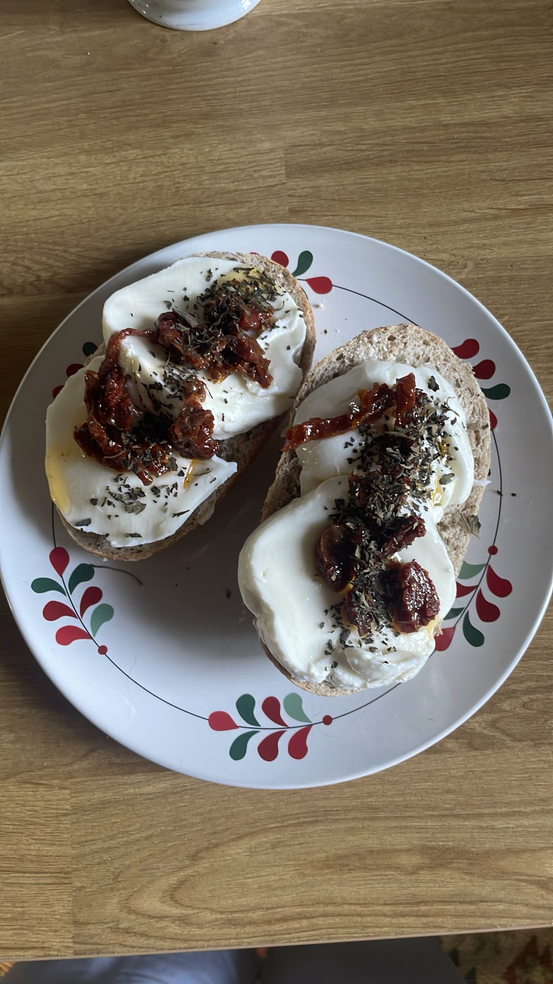 kanapki z mozzarellą i suszonymi pomidorami