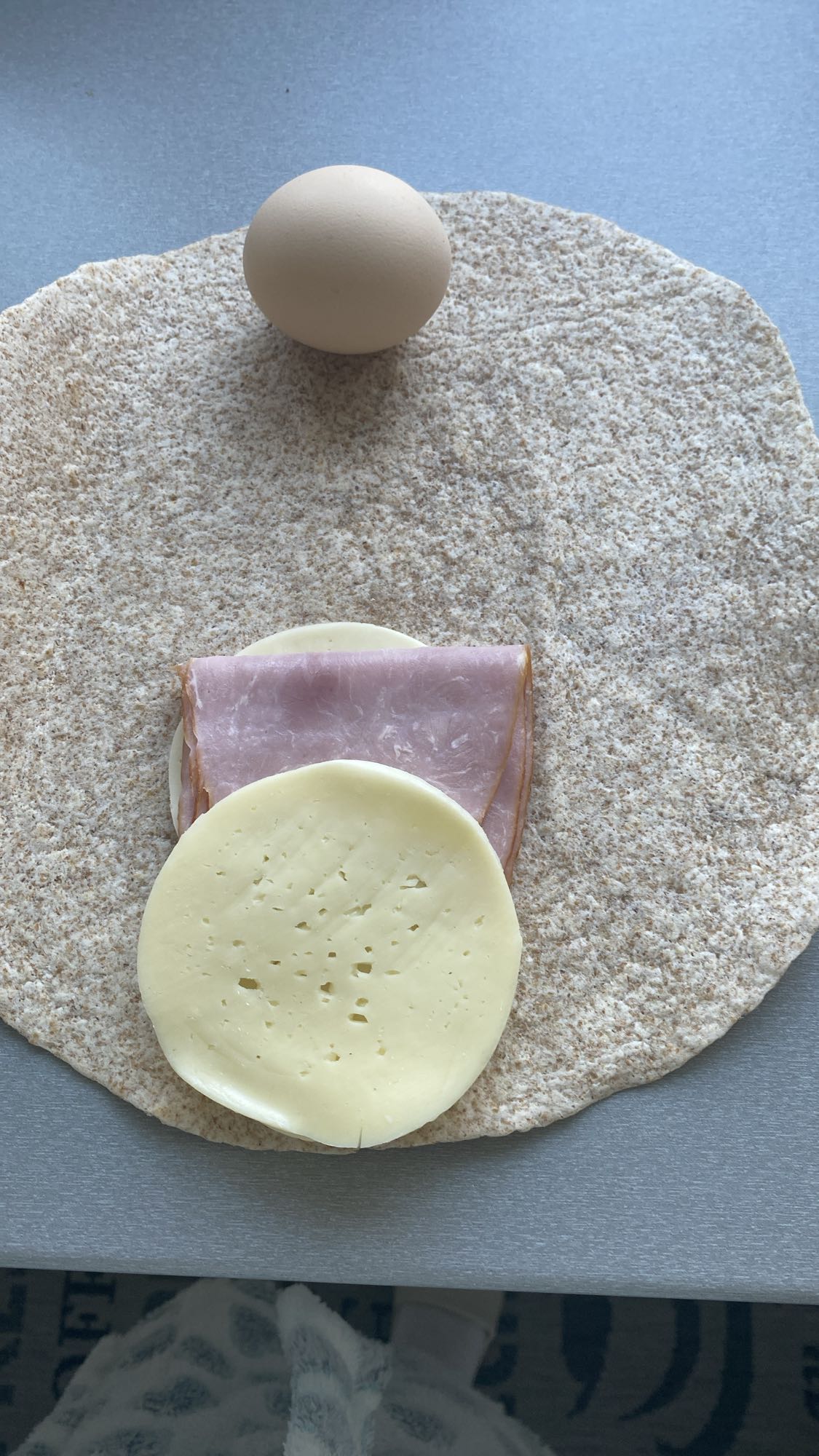 Tortilla z jajkiem, szynką i serem