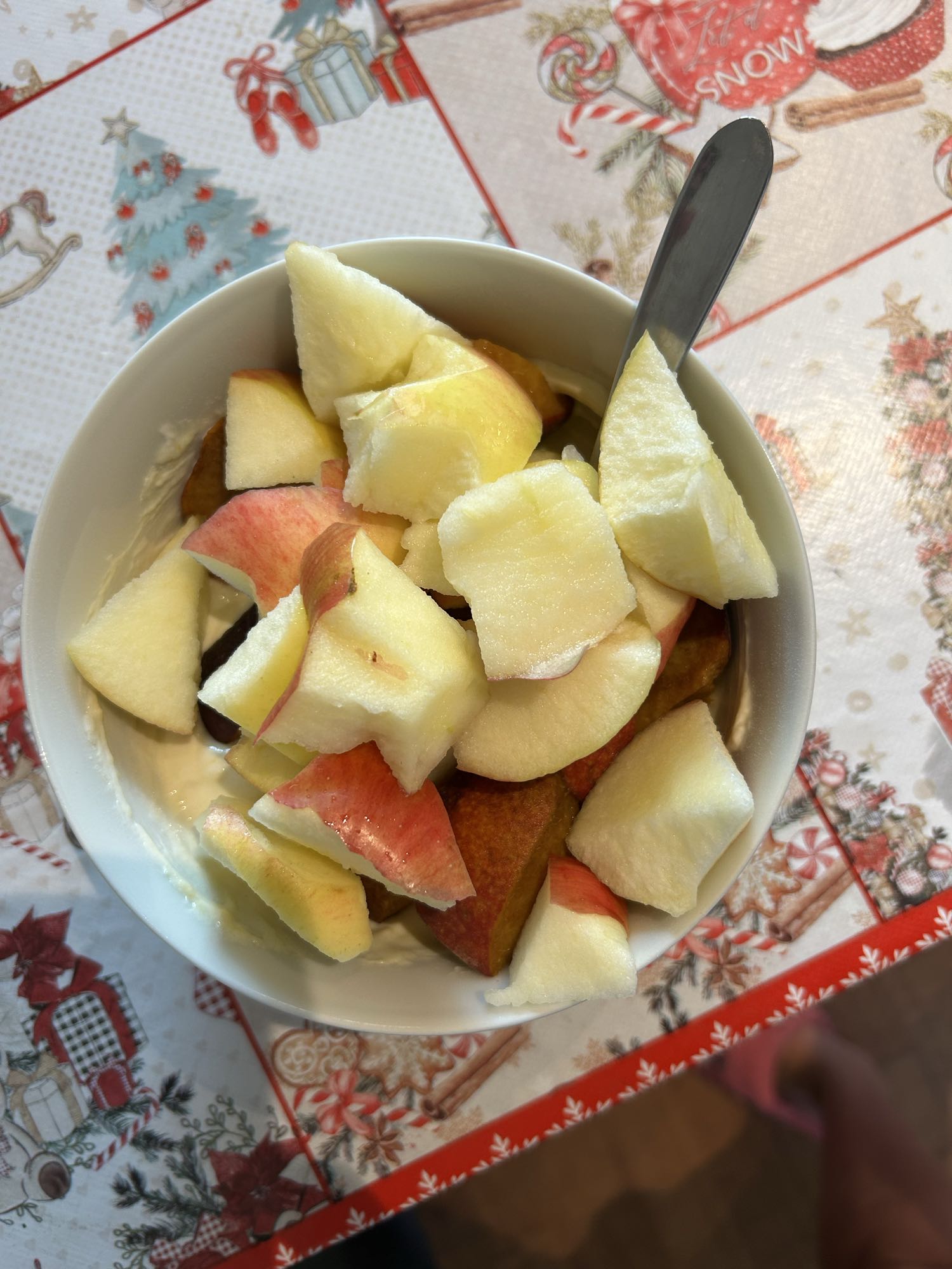 Iaurt proteic cu măr și piersică