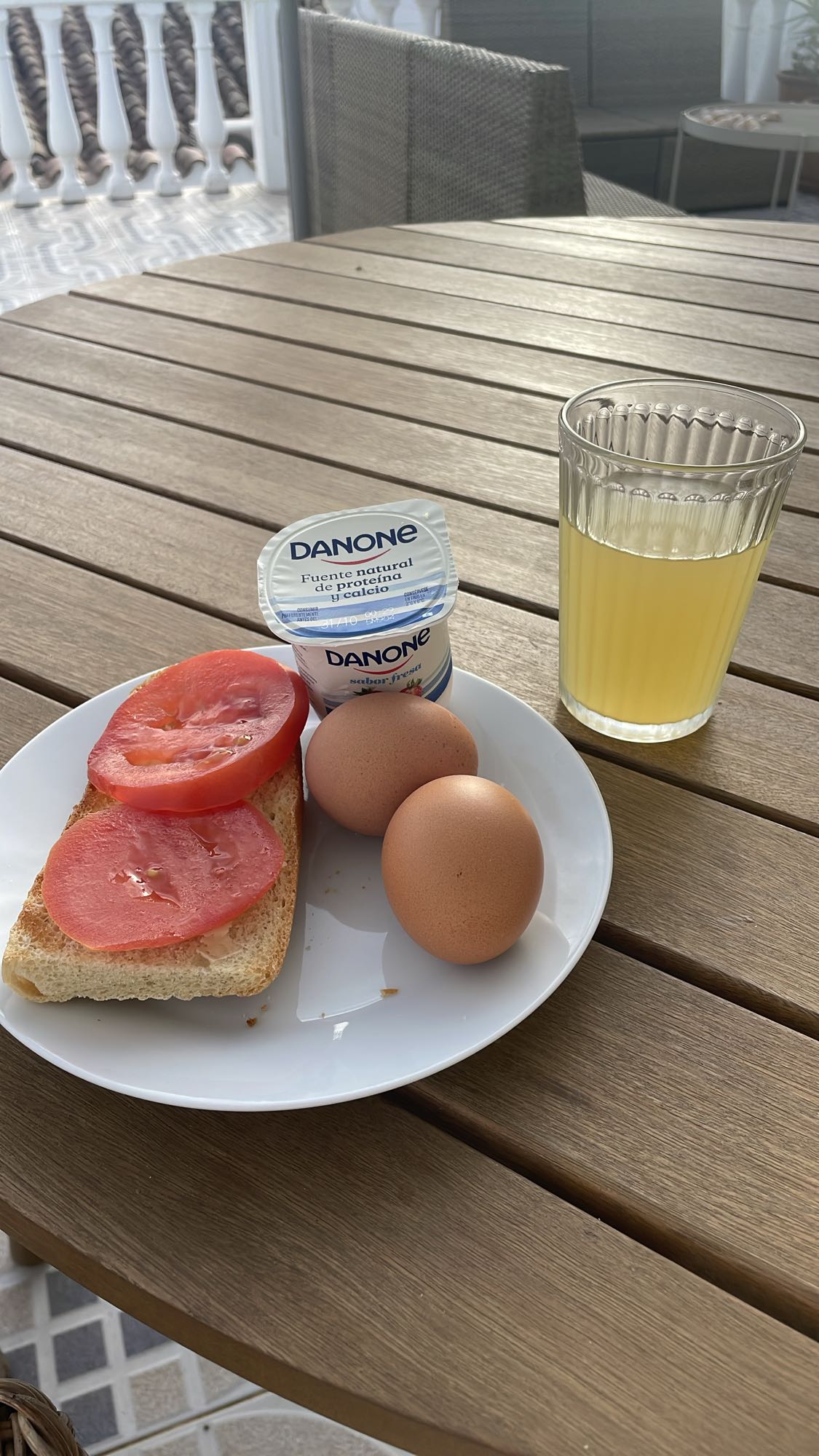 Frukost med ägg och yoghurt