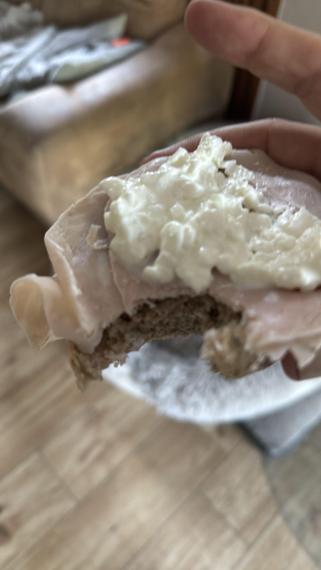 Halbes Brötchen mit Putenbrust und Hüttenkäse