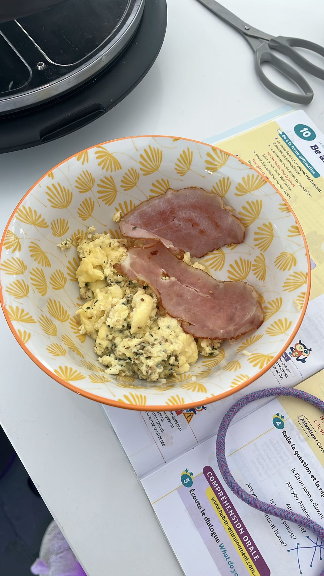 œufs brouillés et jambon