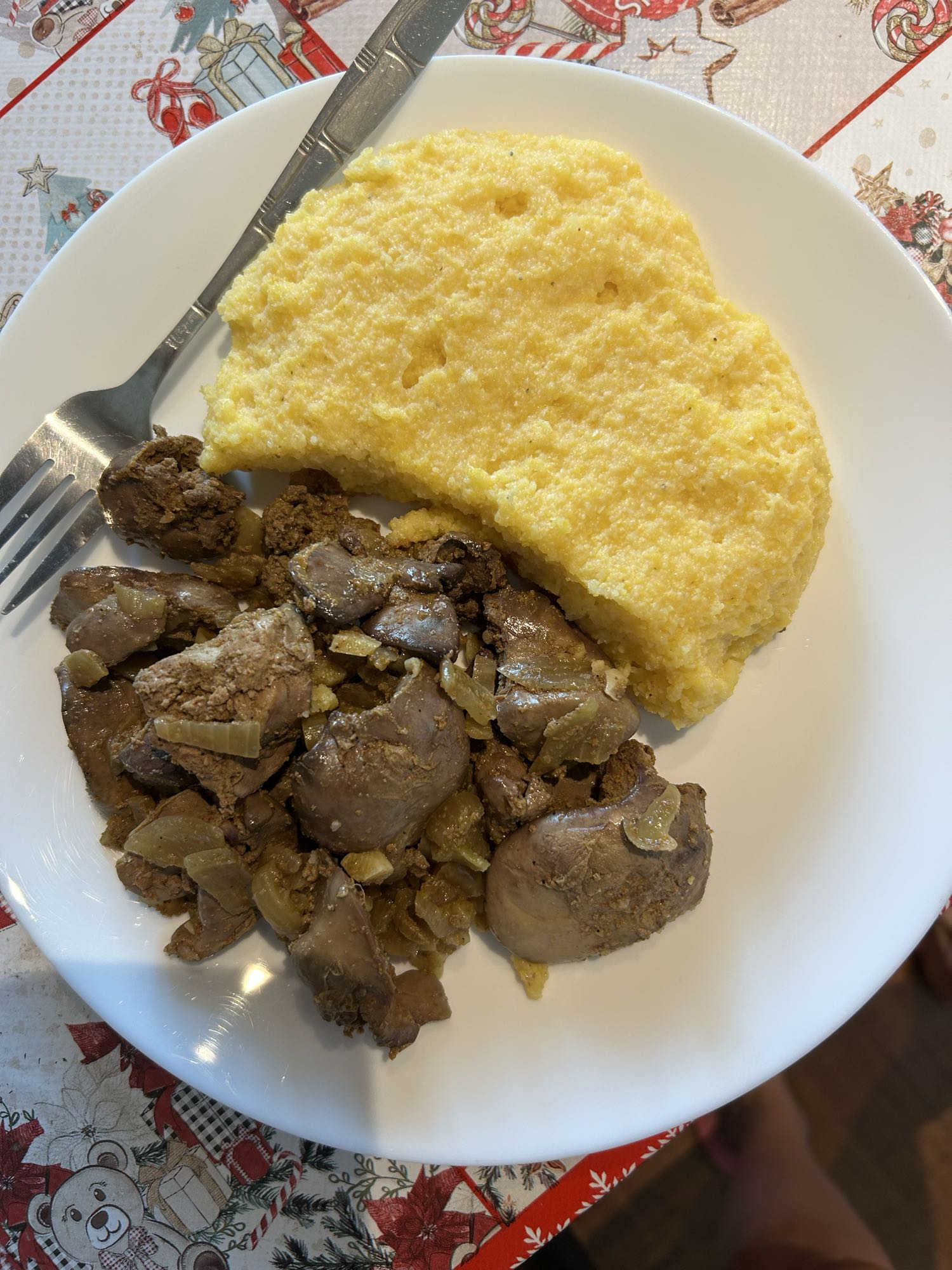 Ficăței făcuți cu foarte puțin ulei de măsline extra virgini ceapă și usturoi și mămăliguță