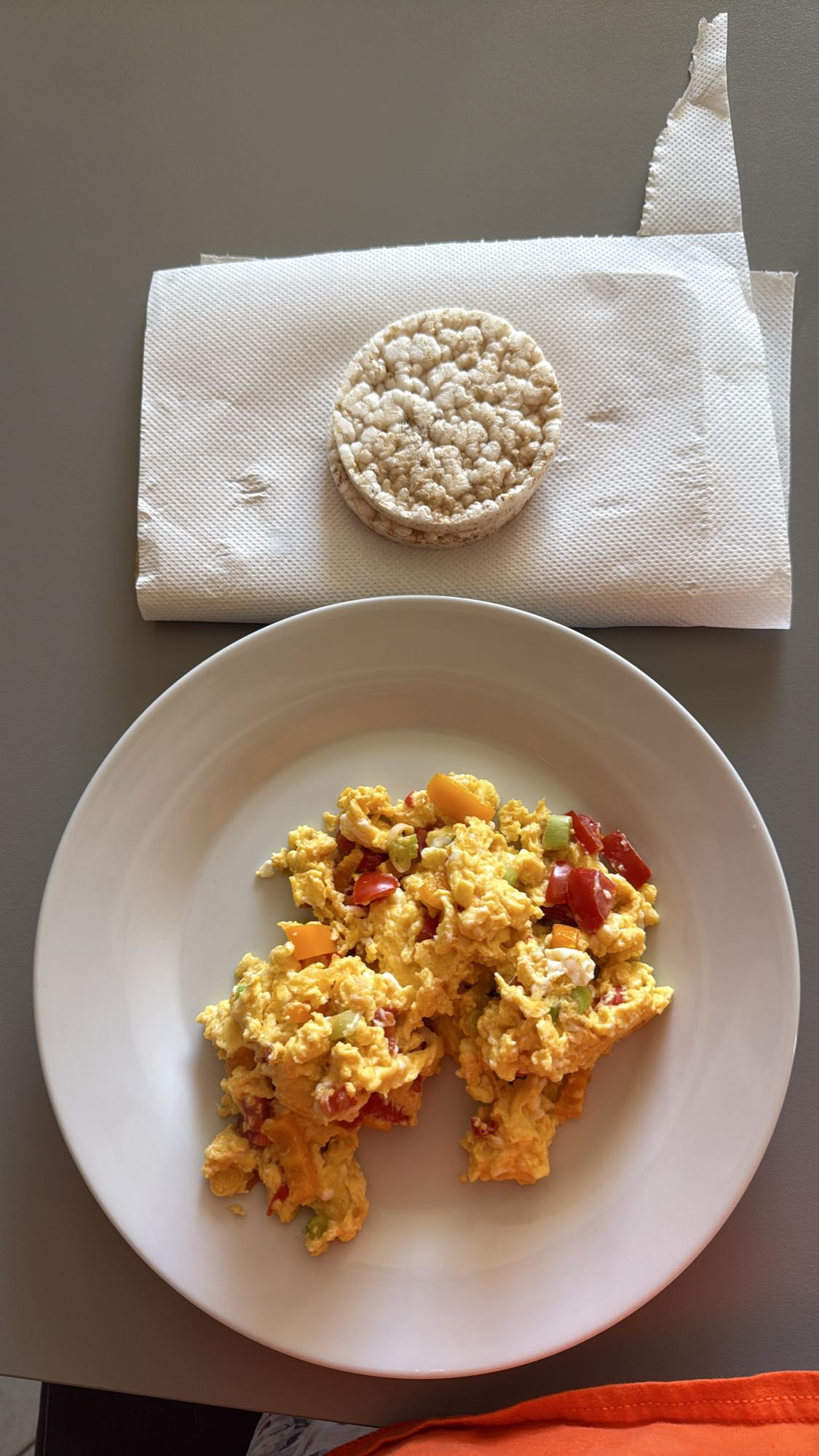 Omletă cu legume și orez expandat