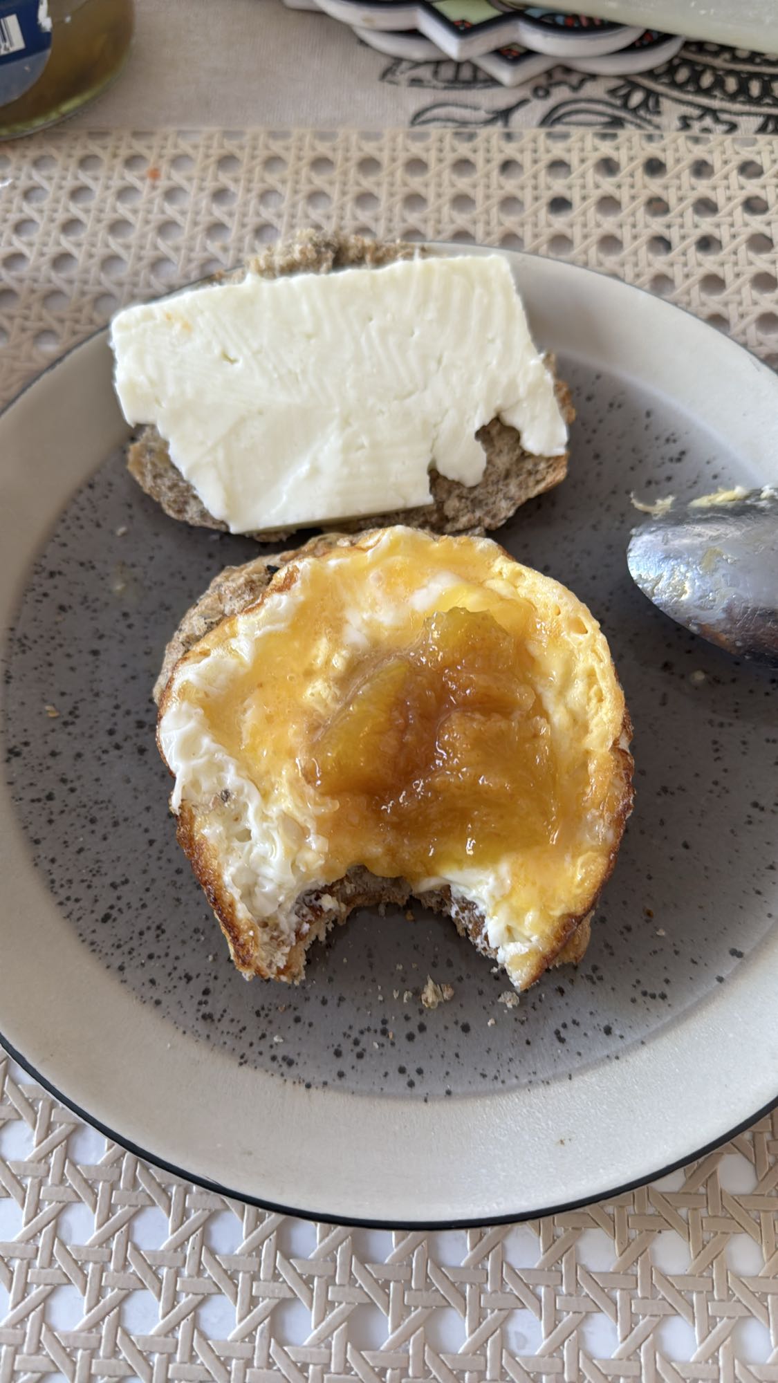 Rågbröd med ost och sylt