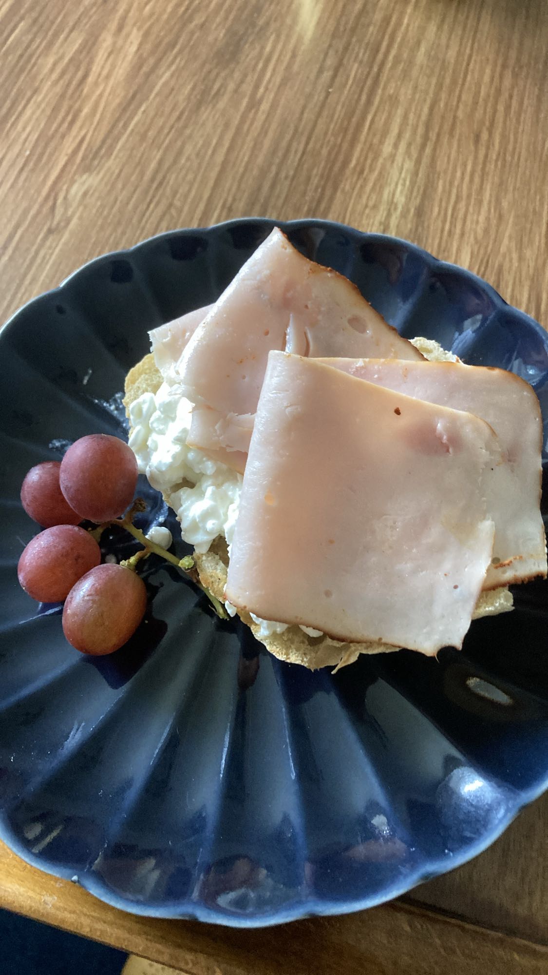 Keso och kalkonmacka med druvor