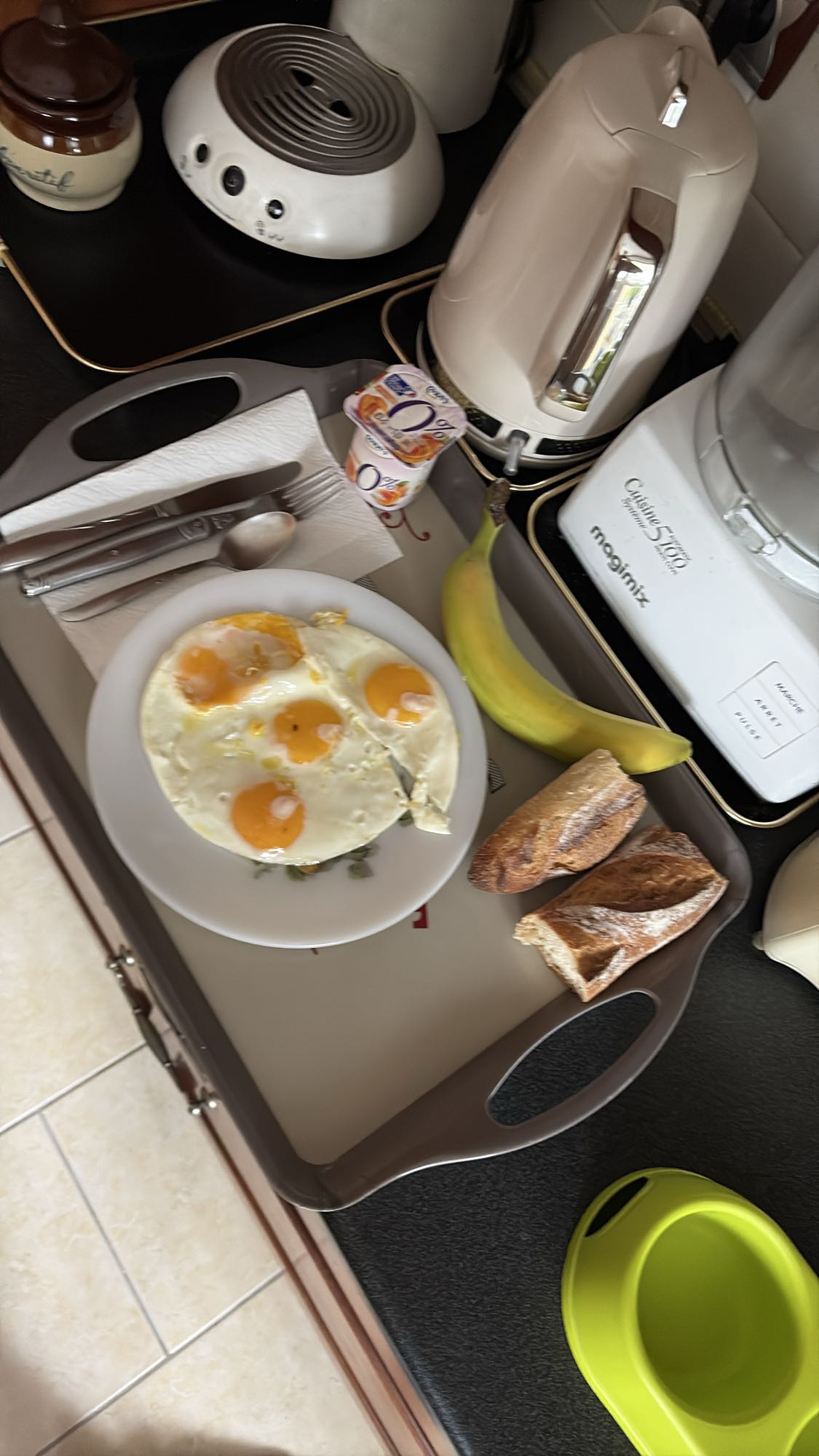 Petit déjeuner œufs et fruits