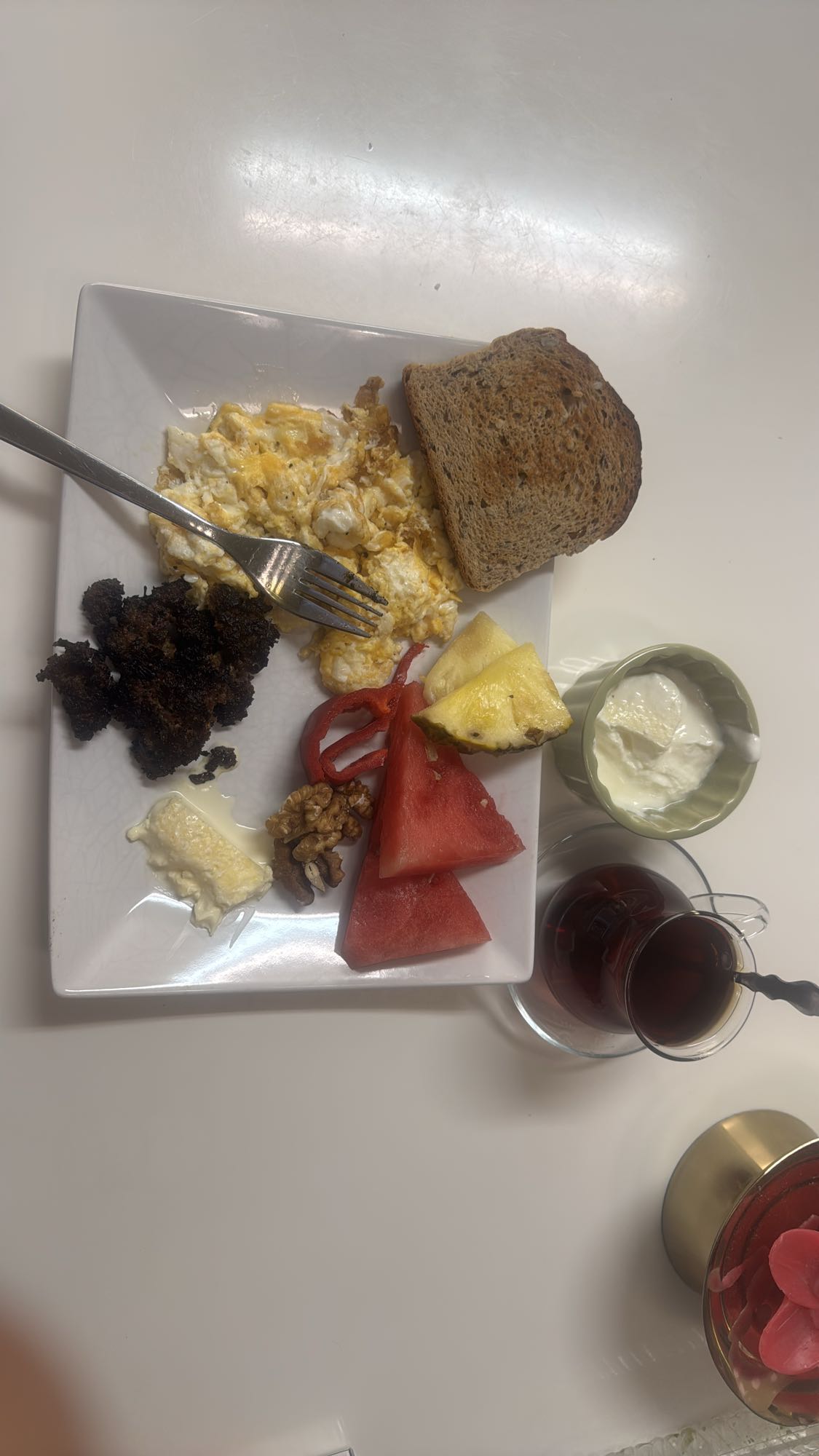 Frukosttallrik med te