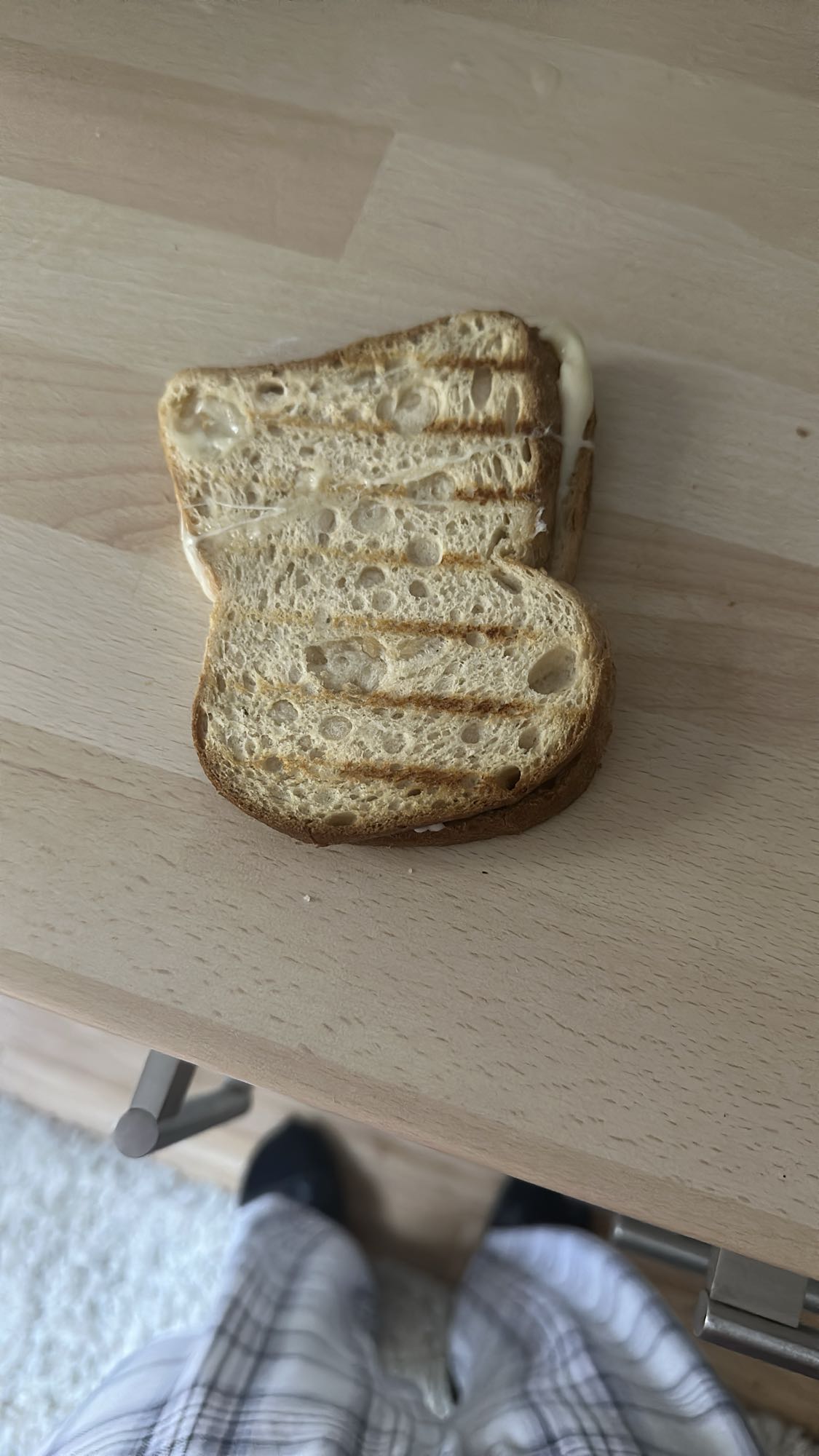 Tost ekmekli kaşarlı