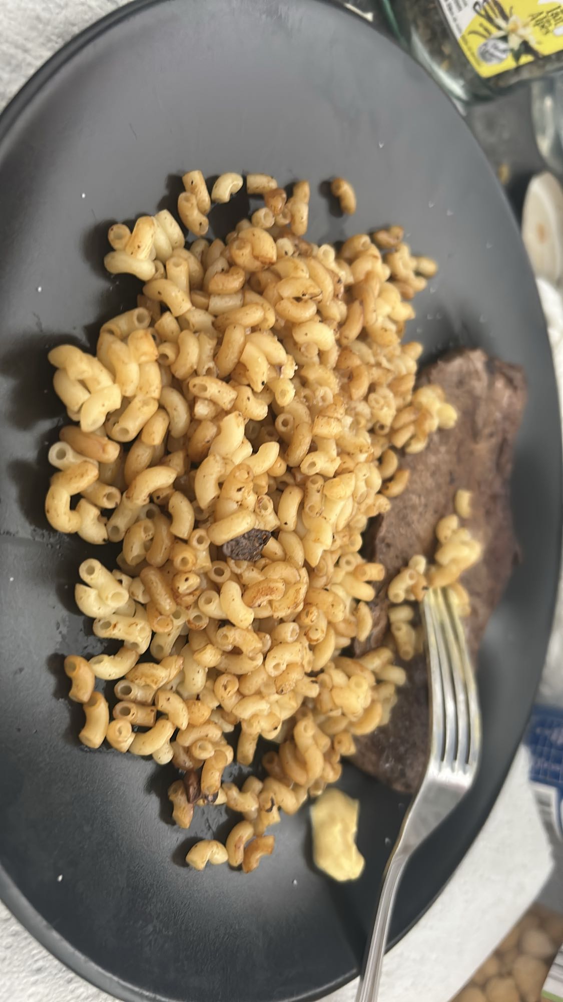 Bifteck coquillettes et moutarde