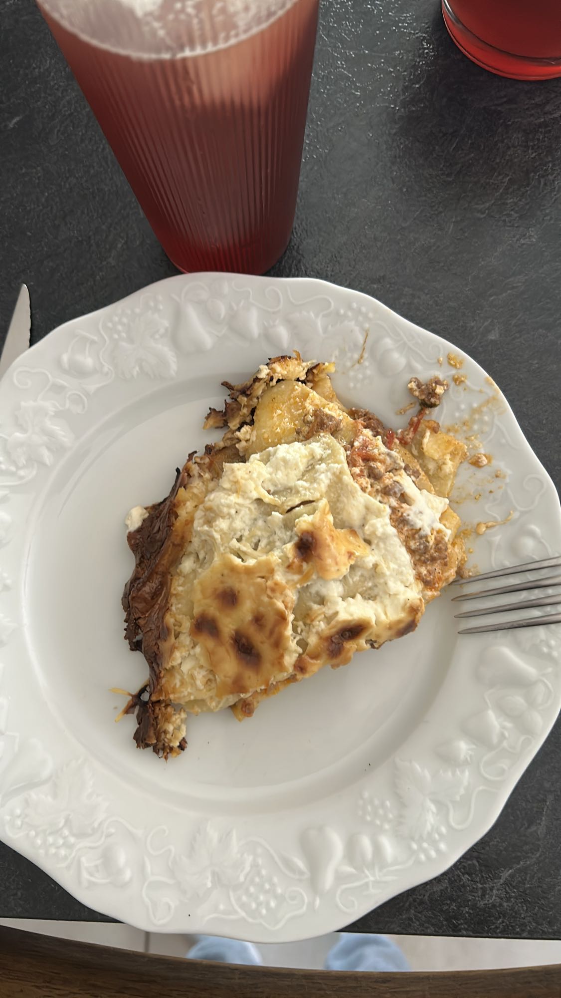 Lasagne et boisson rouge