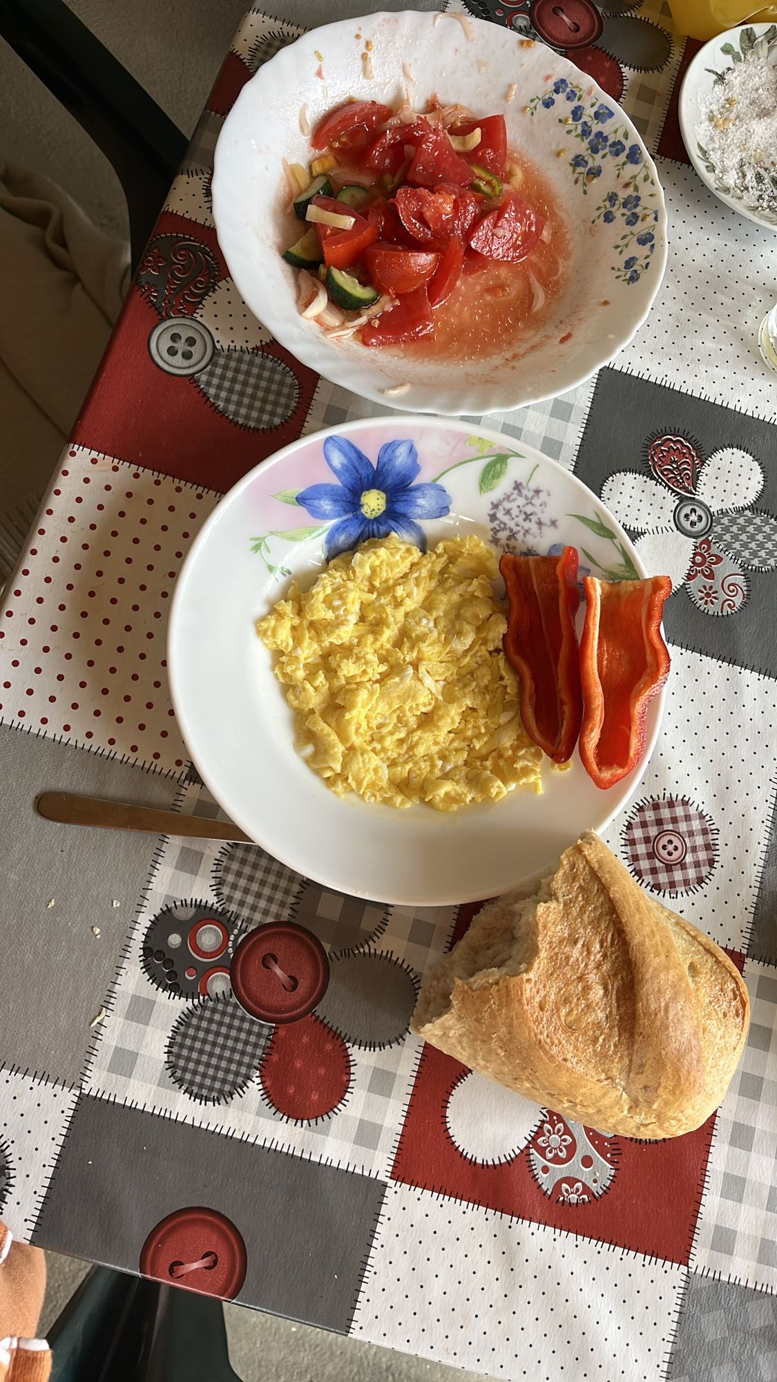 Mic dejun cu ouă și legume