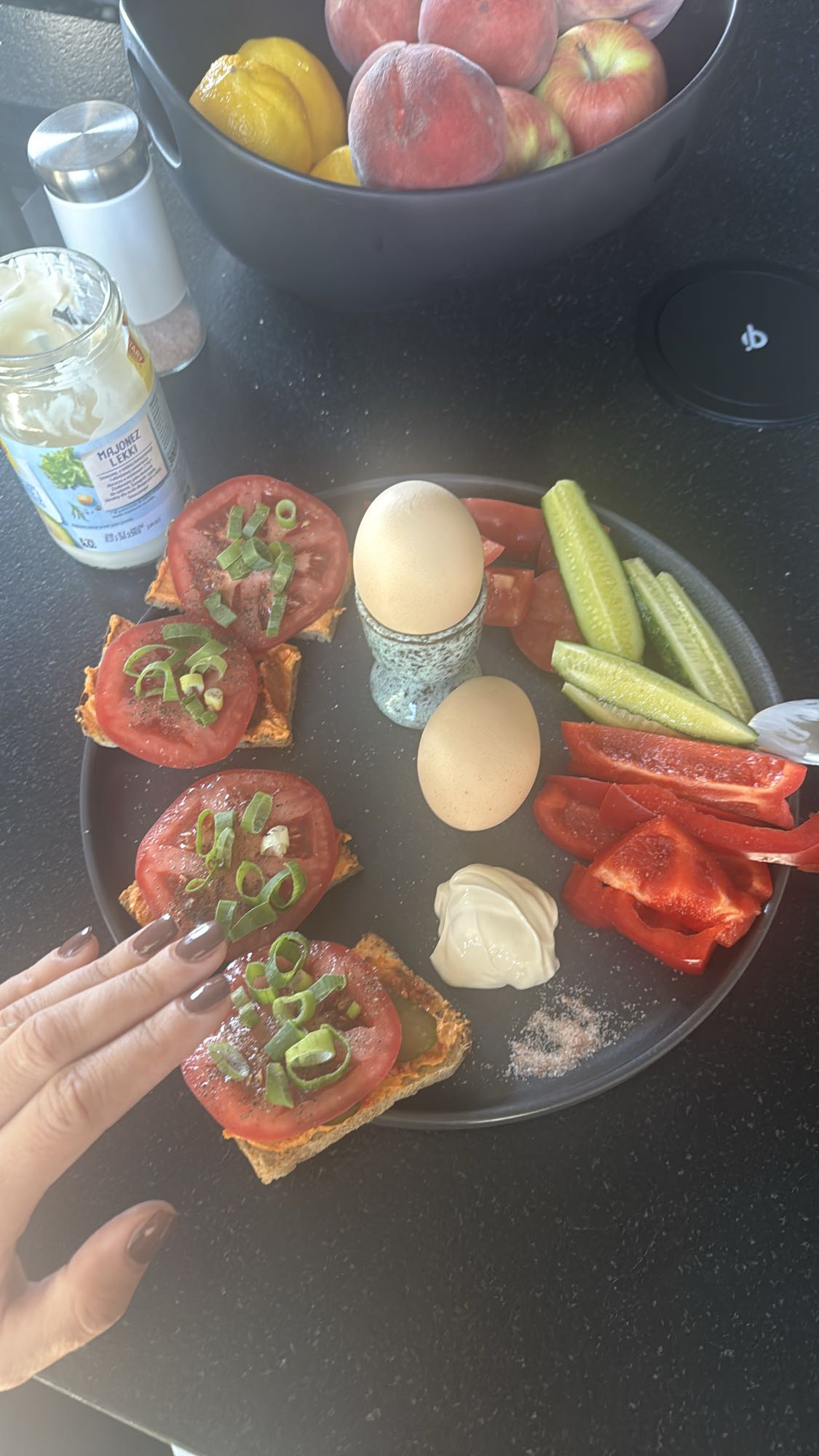 kanapki z warzywami i jajkiem