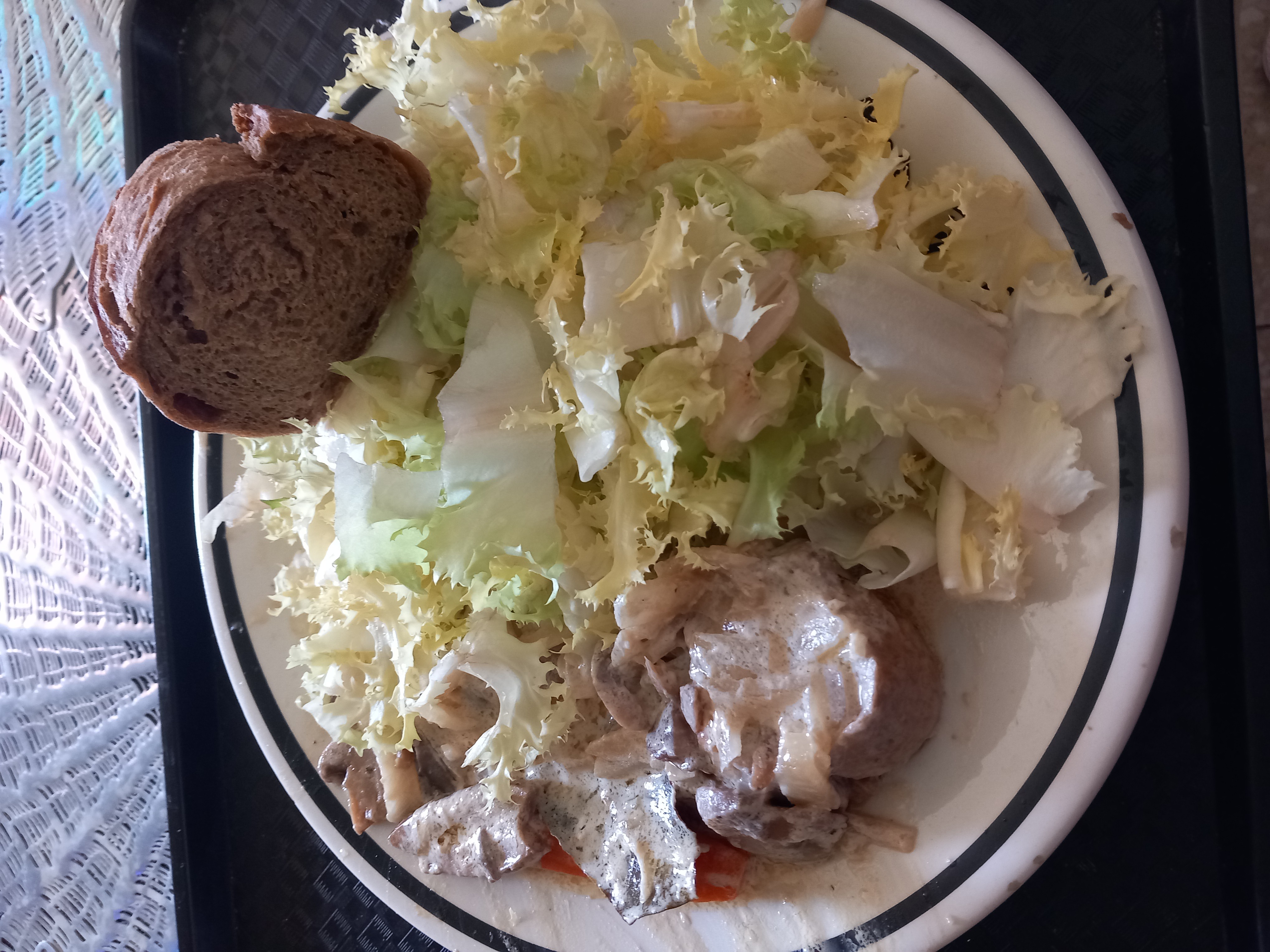 Salade, pain et viande sauce