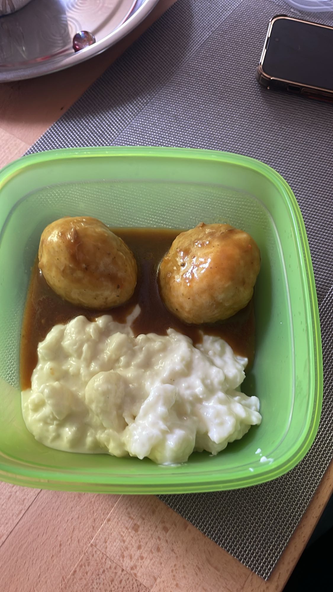 Kartoffelklöße mit Soße und Blumenkohl