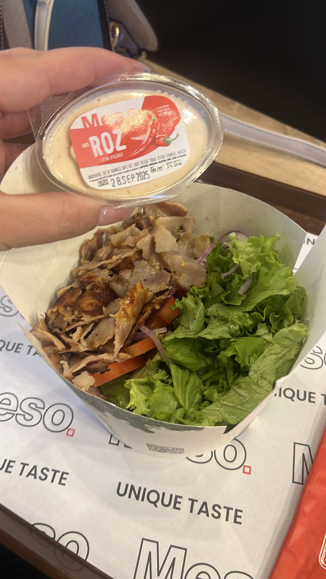 Salată cu carne și sos roz