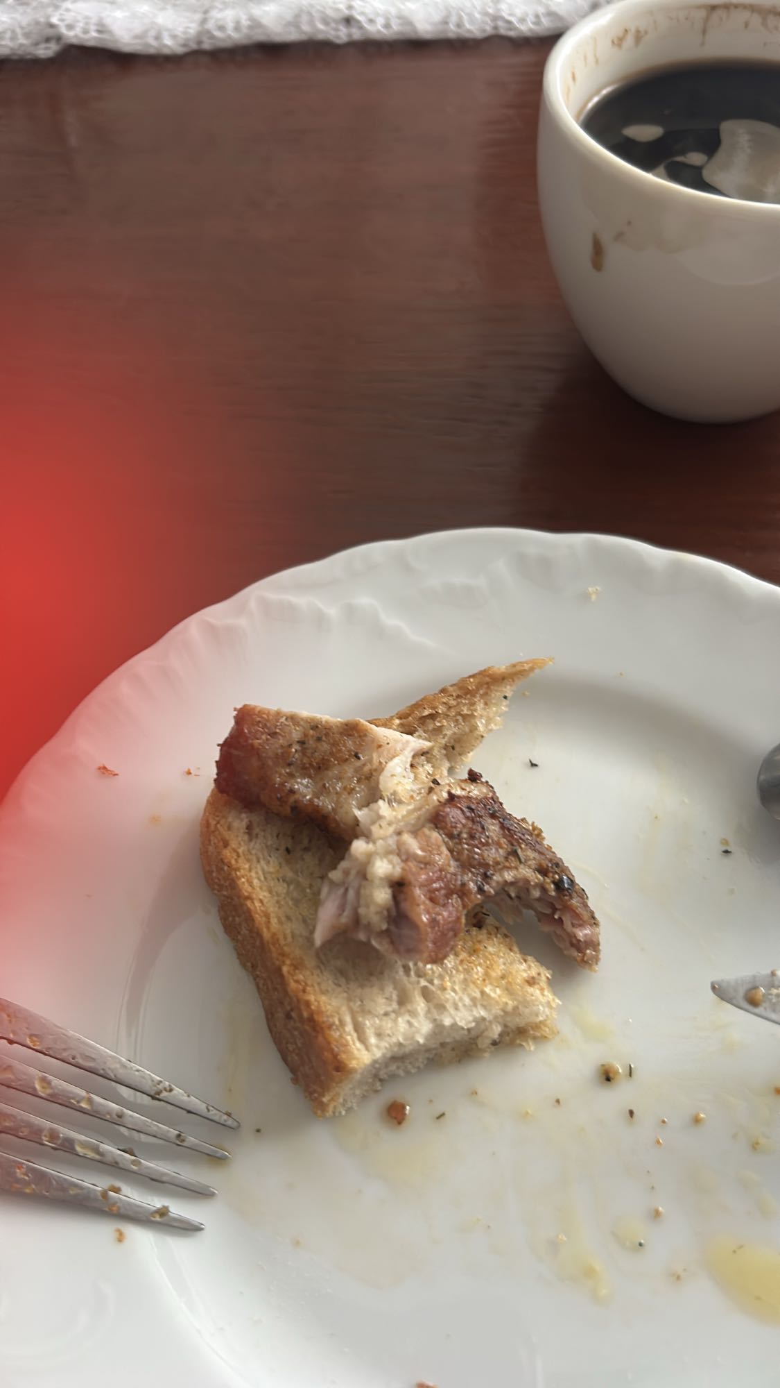 Chleb z mięsem i kawa