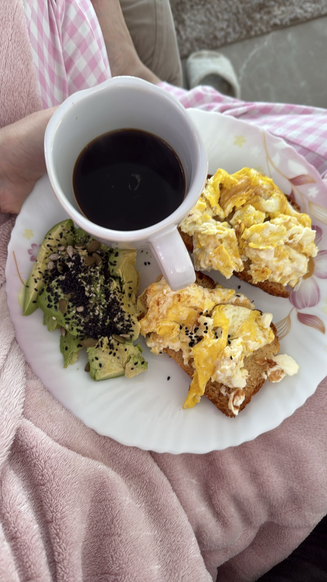 Torradas com ovos e abacate