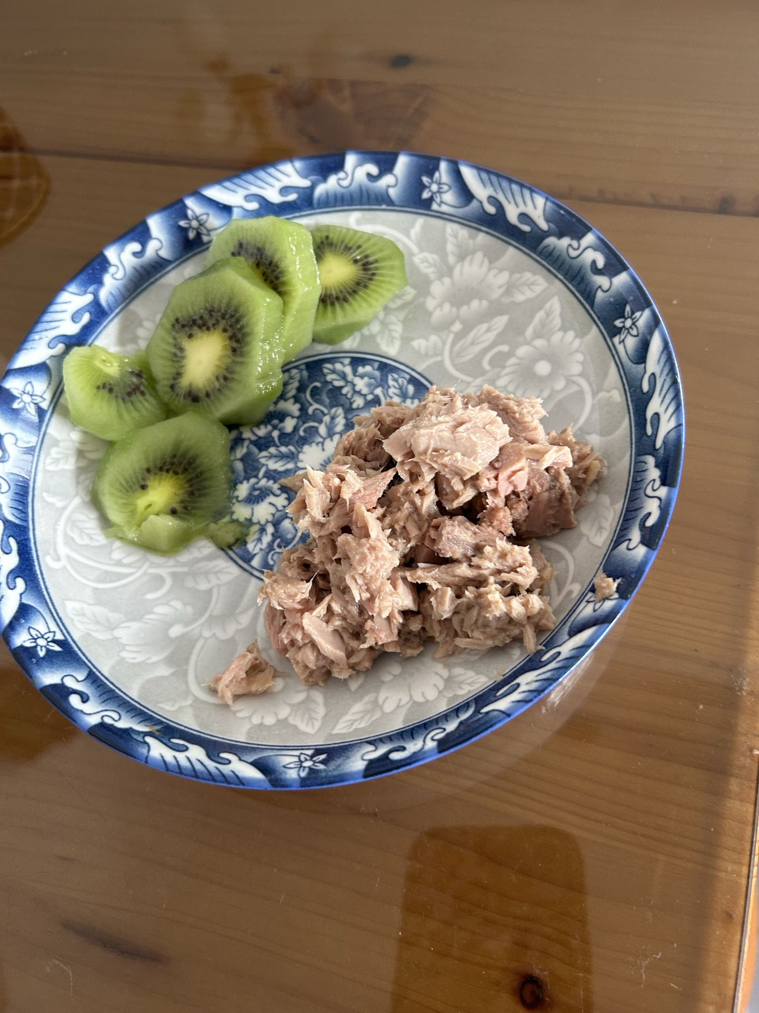 Jumătate de conservă de ton și un kiwi