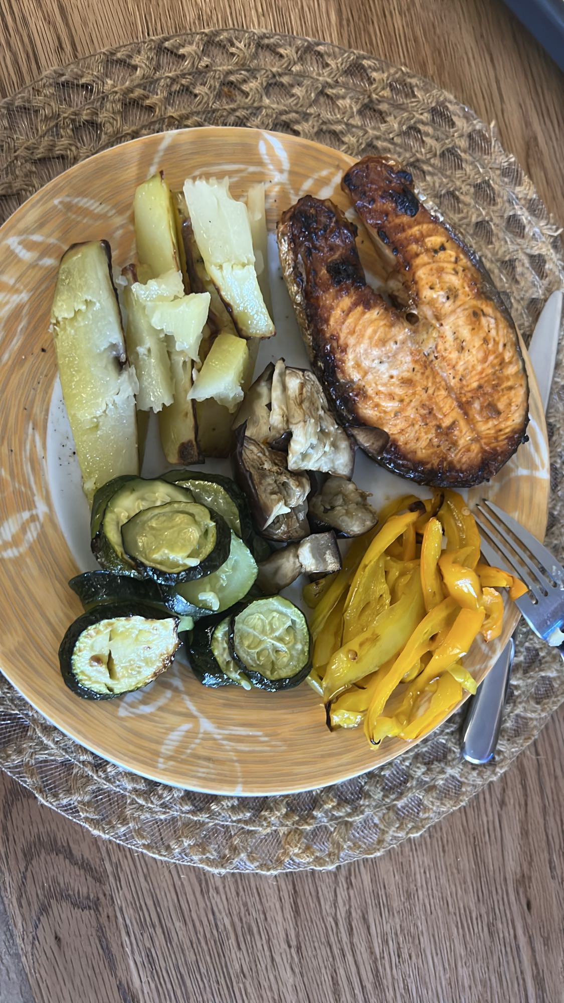 Grillet laks med grønnsaker