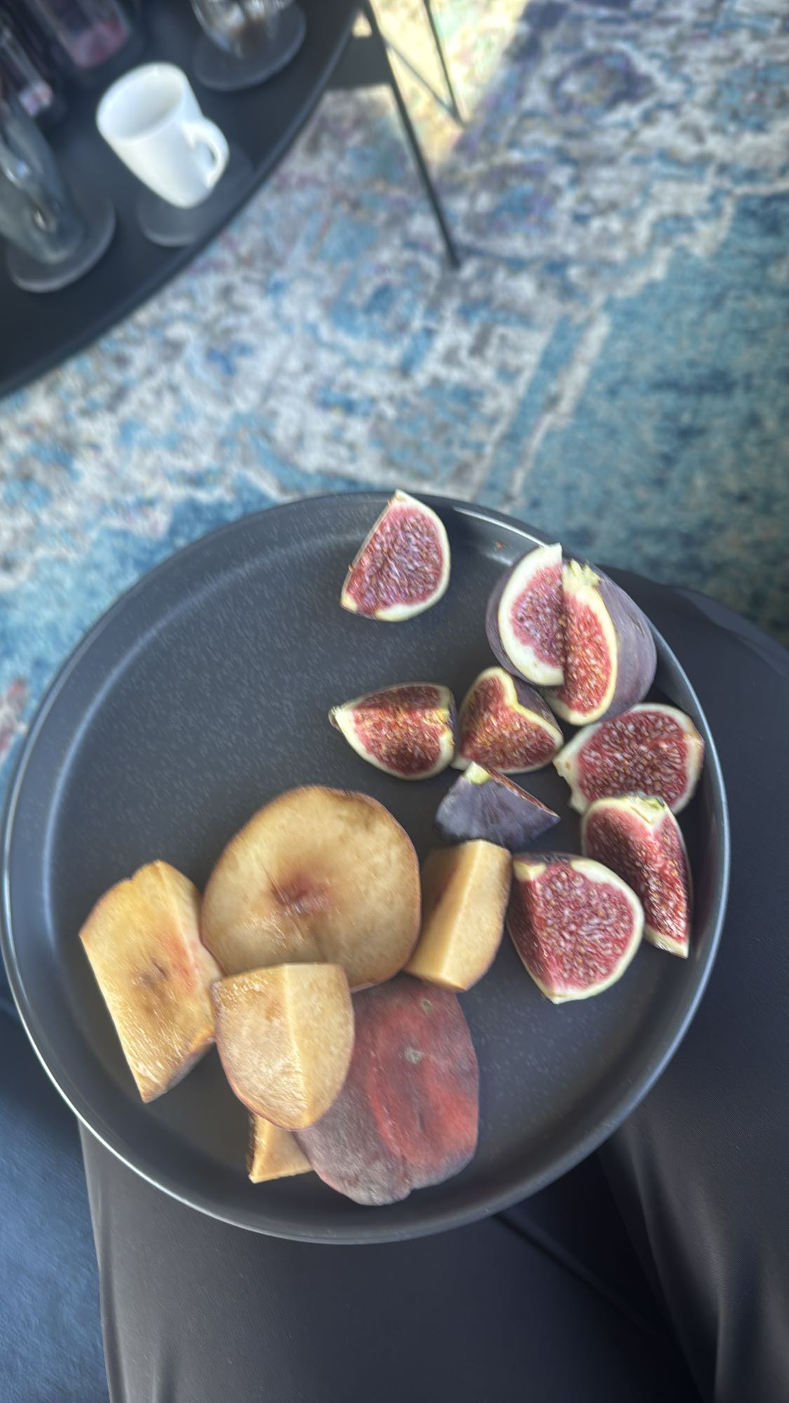 Świeże owoce na talerzu